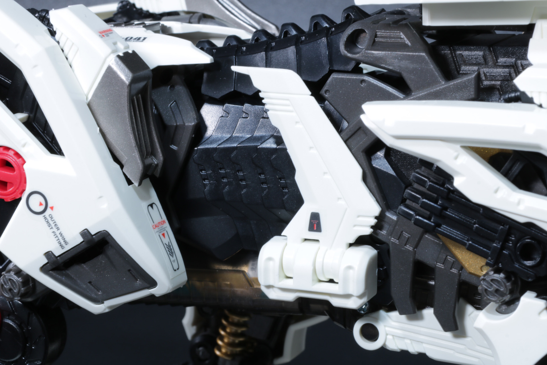 ダウンフォーススタビライザーは小さな翼のように展開され、加速時の姿勢制御演出が楽しめる