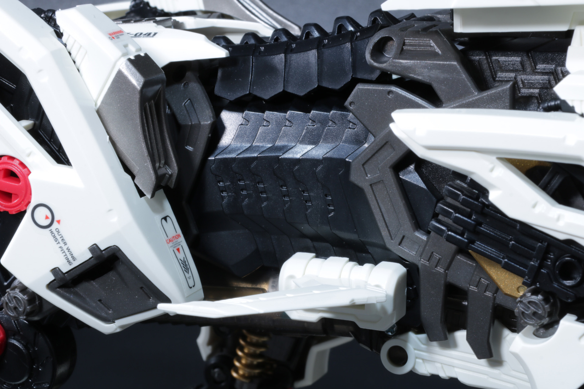 ダウンフォーススタビライザーは小さな翼のように展開され、加速時の姿勢制御演出が楽しめる