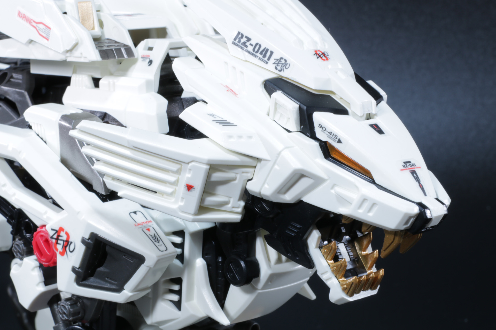 ストライクレーザークローを放つ際などの放熱を担うたてがみも可動