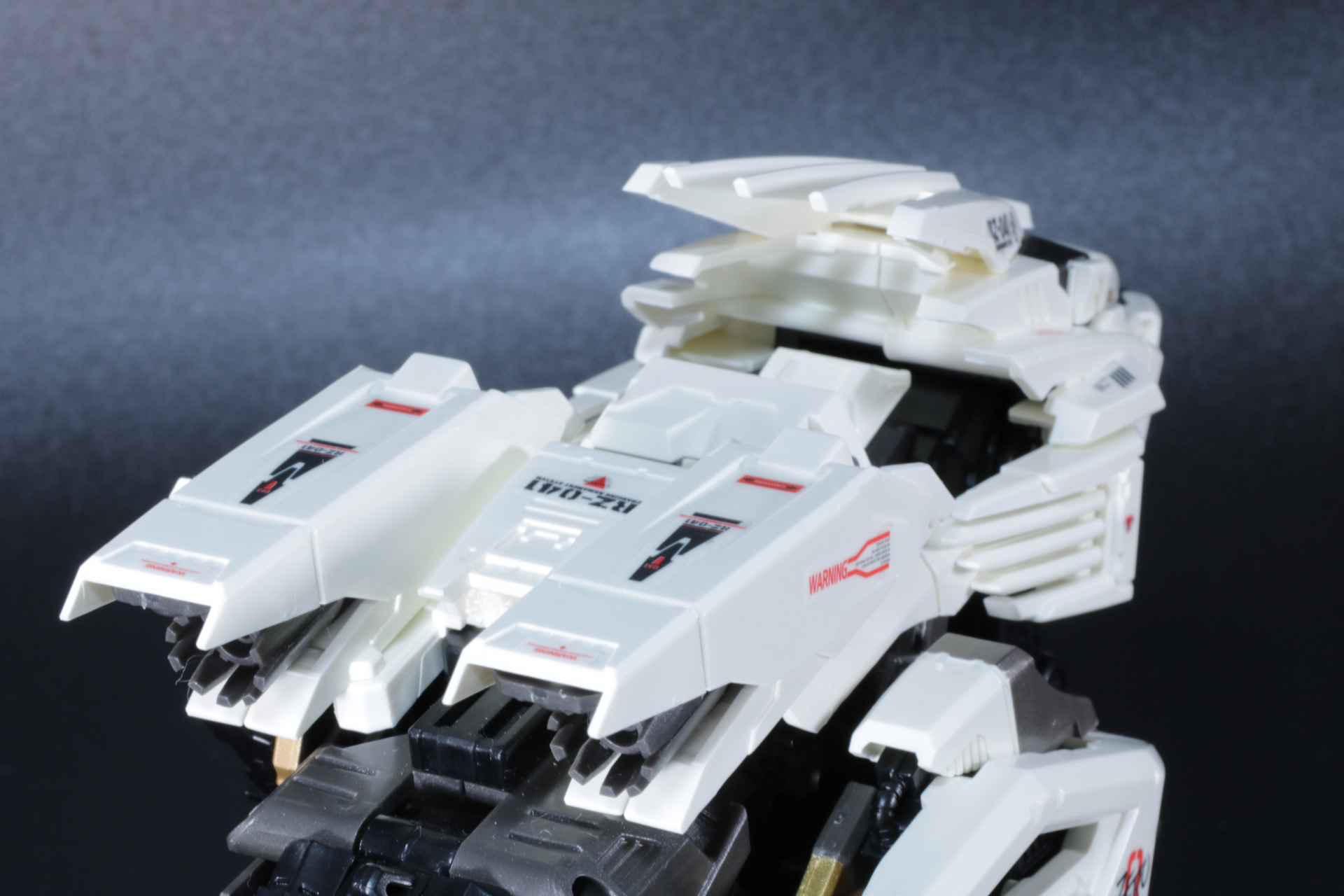 頭部ハッチを開けるとコックピットの左右にもクリアパーツが配置され、「AZ-01 ブレードライガー」とのつながりも感じられる