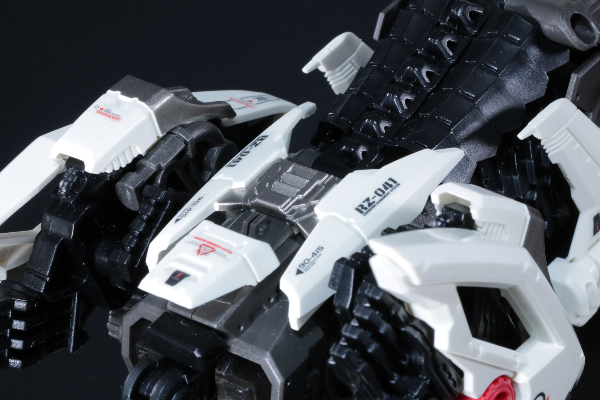 頭部ハッチを開けるとコックピットの左右にもクリアパーツが配置され、「AZ-01 ブレードライガー」とのつながりも感じられる