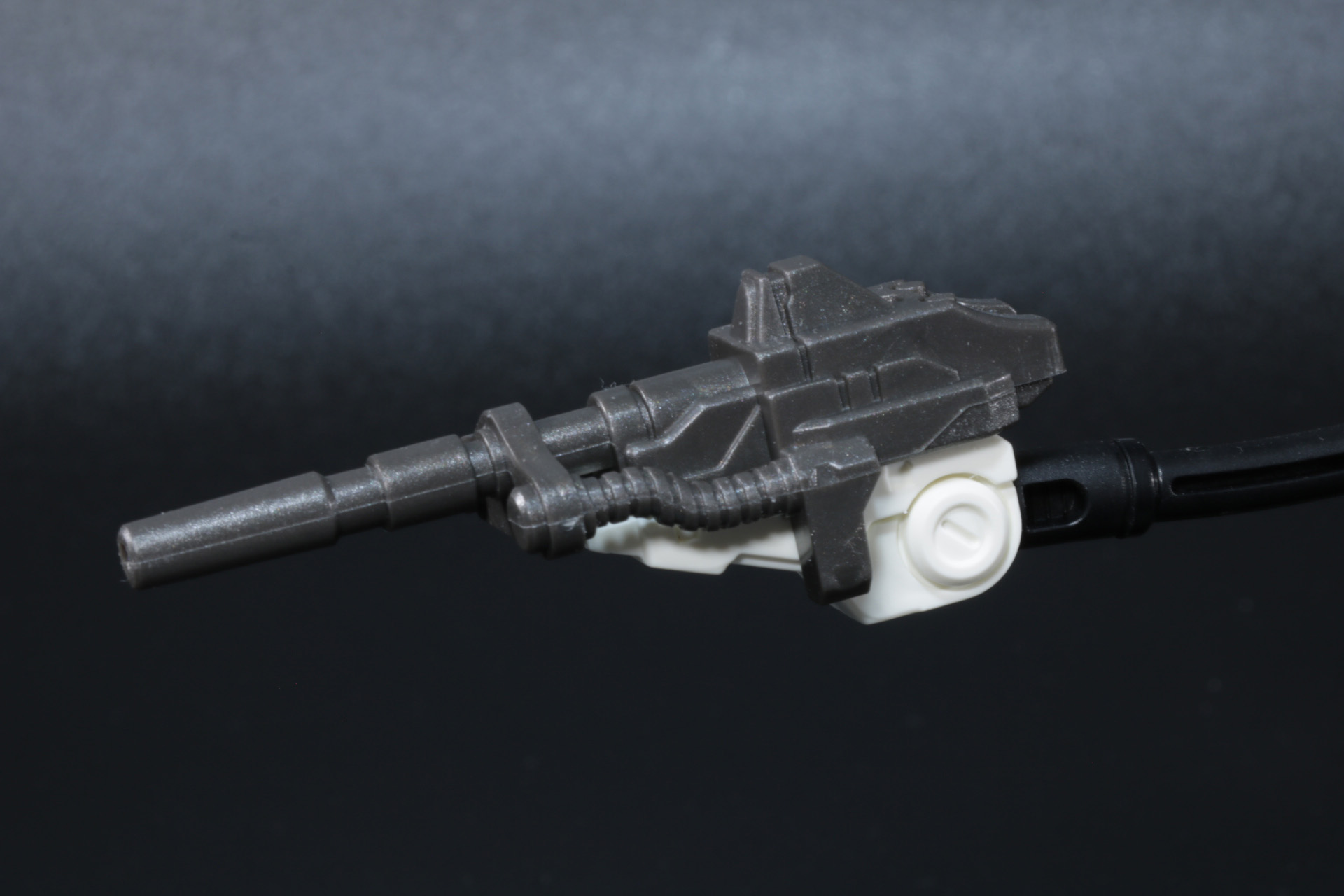 頭部ハッチを開けるとコックピットの左右にもクリアパーツが配置され、「AZ-01 ブレードライガー」とのつながりも感じられる