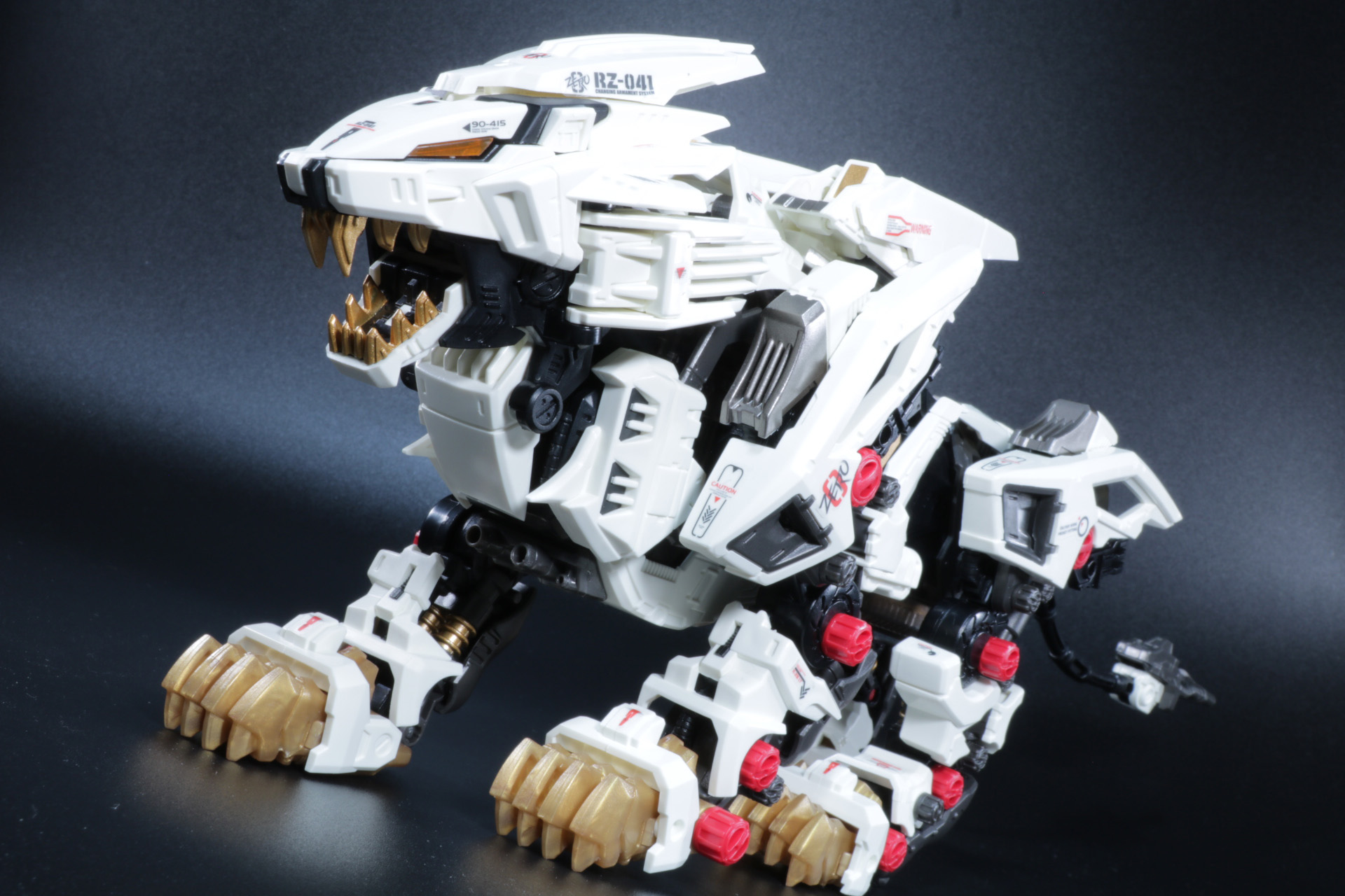 頭部ハッチを開けるとコックピットの左右にもクリアパーツが配置され、「AZ-01 ブレードライガー」とのつながりも感じられる