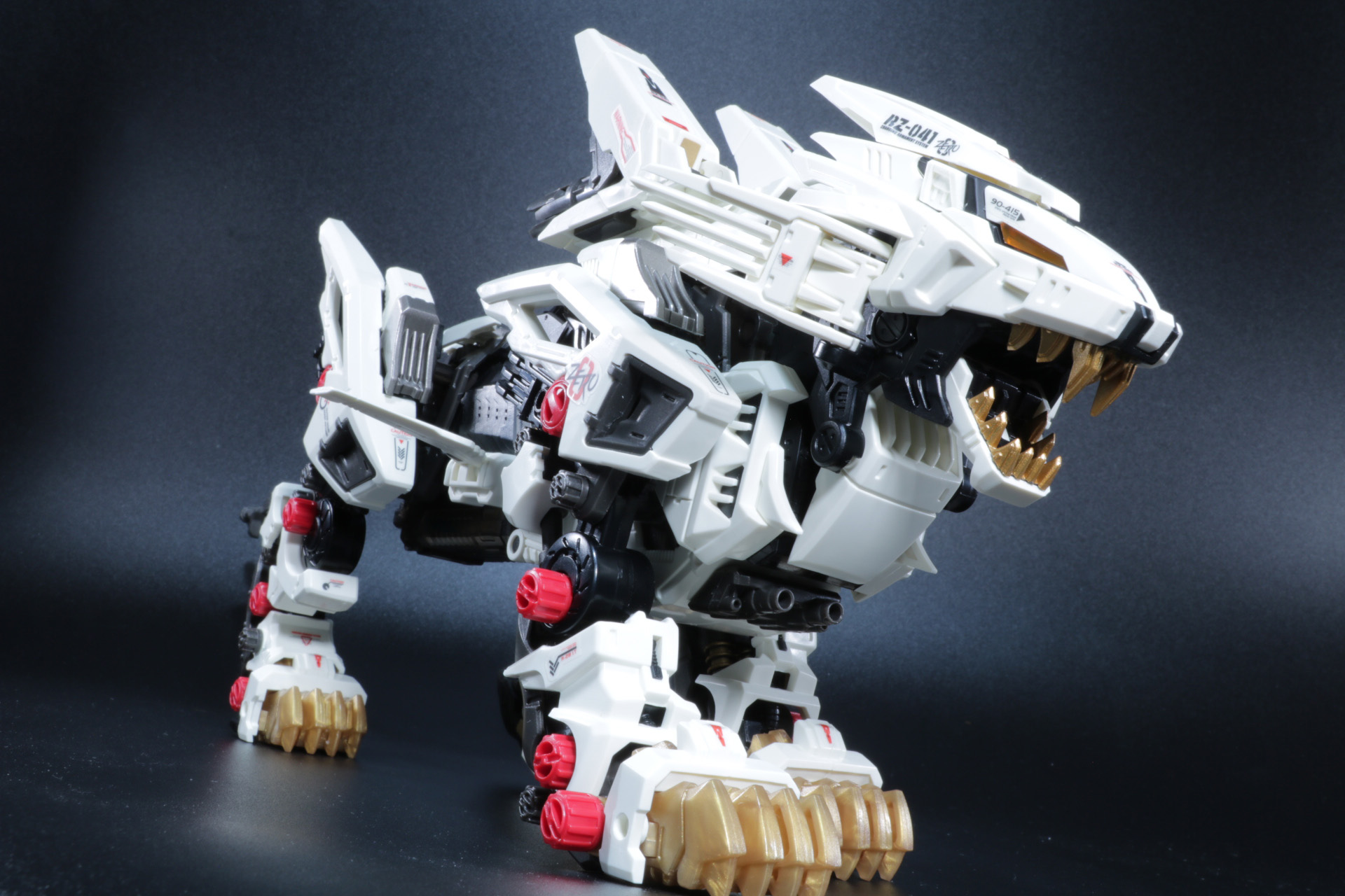 頭部ハッチを開けるとコックピットの左右にもクリアパーツが配置され、「AZ-01 ブレードライガー」とのつながりも感じられる