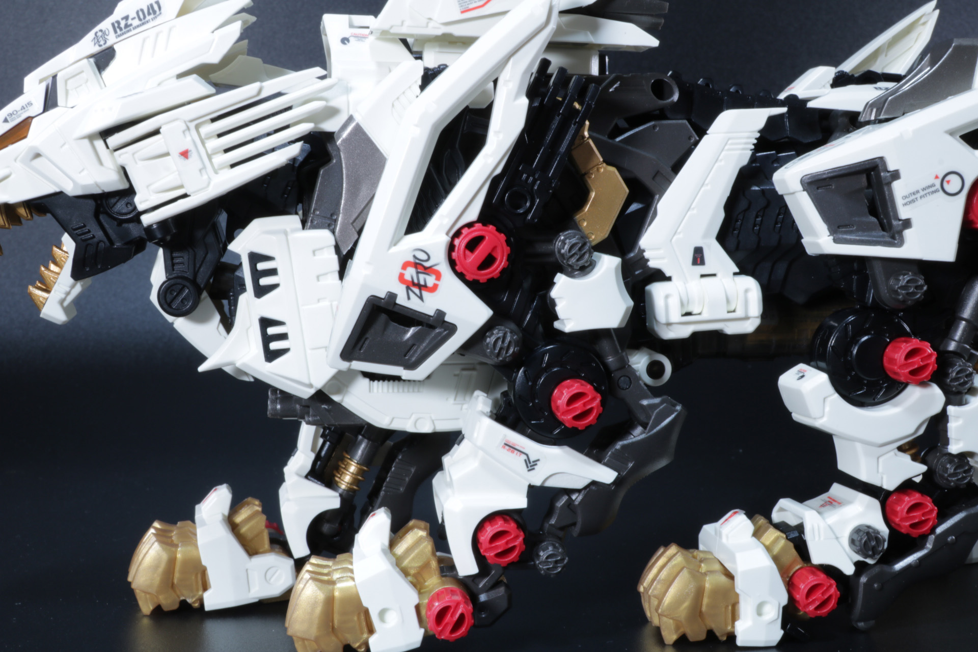 頭部ハッチを開けるとコックピットの左右にもクリアパーツが配置され、「AZ-01 ブレードライガー」とのつながりも感じられる