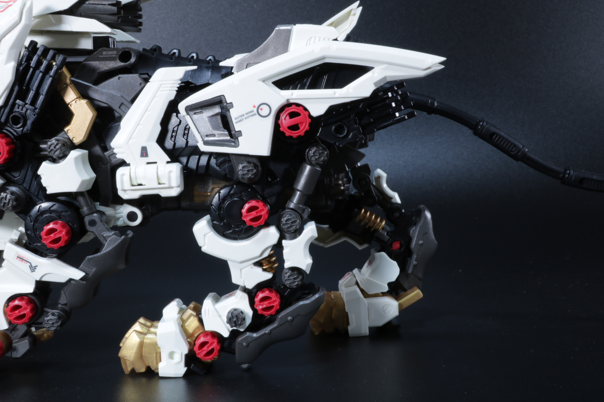 頭部ハッチを開けるとコックピットの左右にもクリアパーツが配置され、「AZ-01 ブレードライガー」とのつながりも感じられる