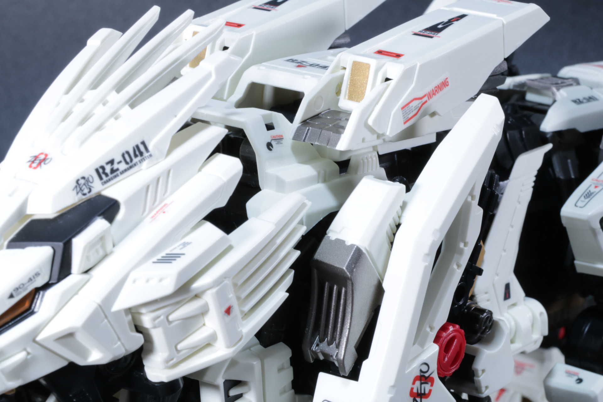 頭部ハッチを開けるとコックピットの左右にもクリアパーツが配置され、「AZ-01 ブレードライガー」とのつながりも感じられる