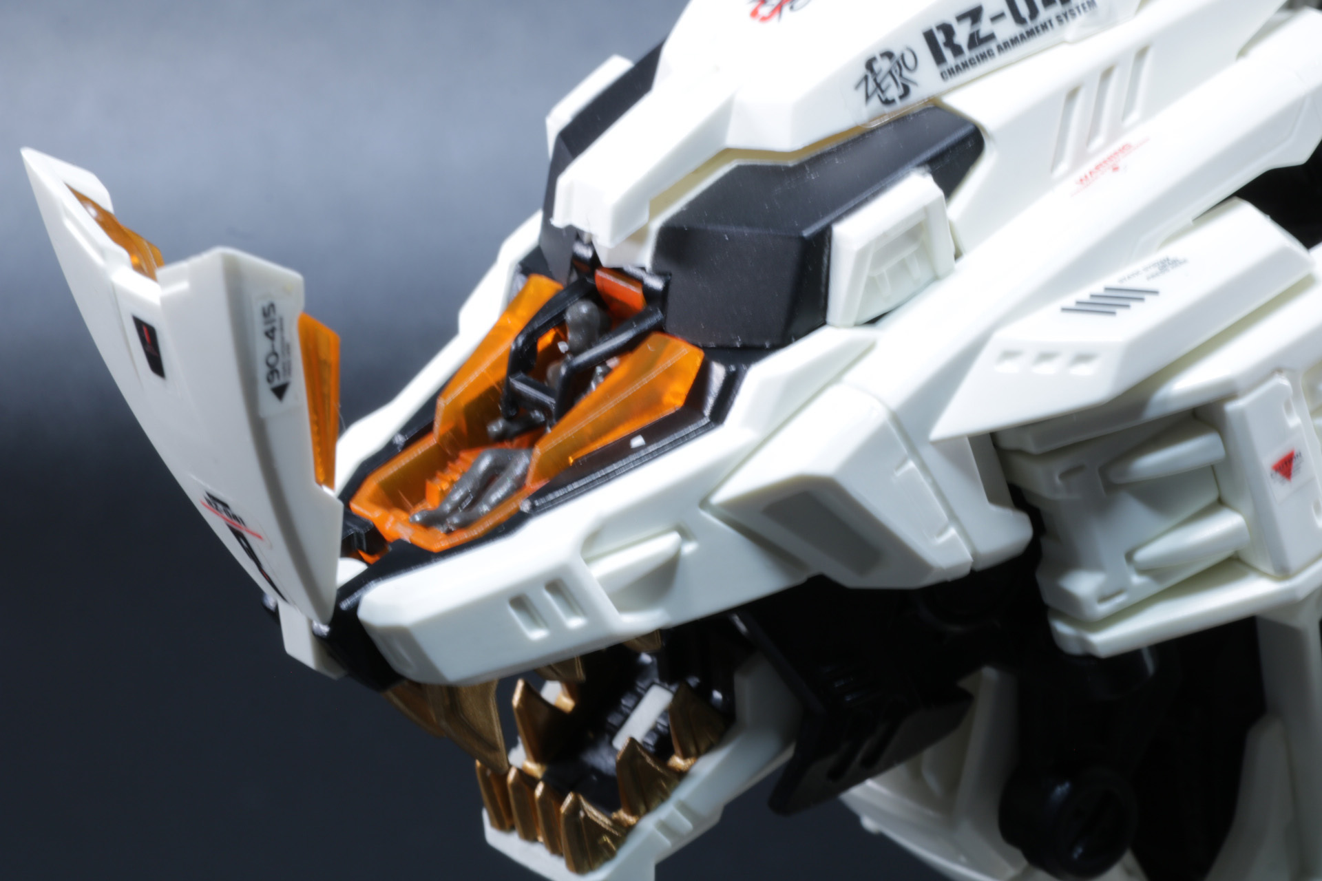 頭部ハッチを開けるとコックピットの左右にもクリアパーツが配置され、「AZ-01 ブレードライガー」とのつながりも感じられる