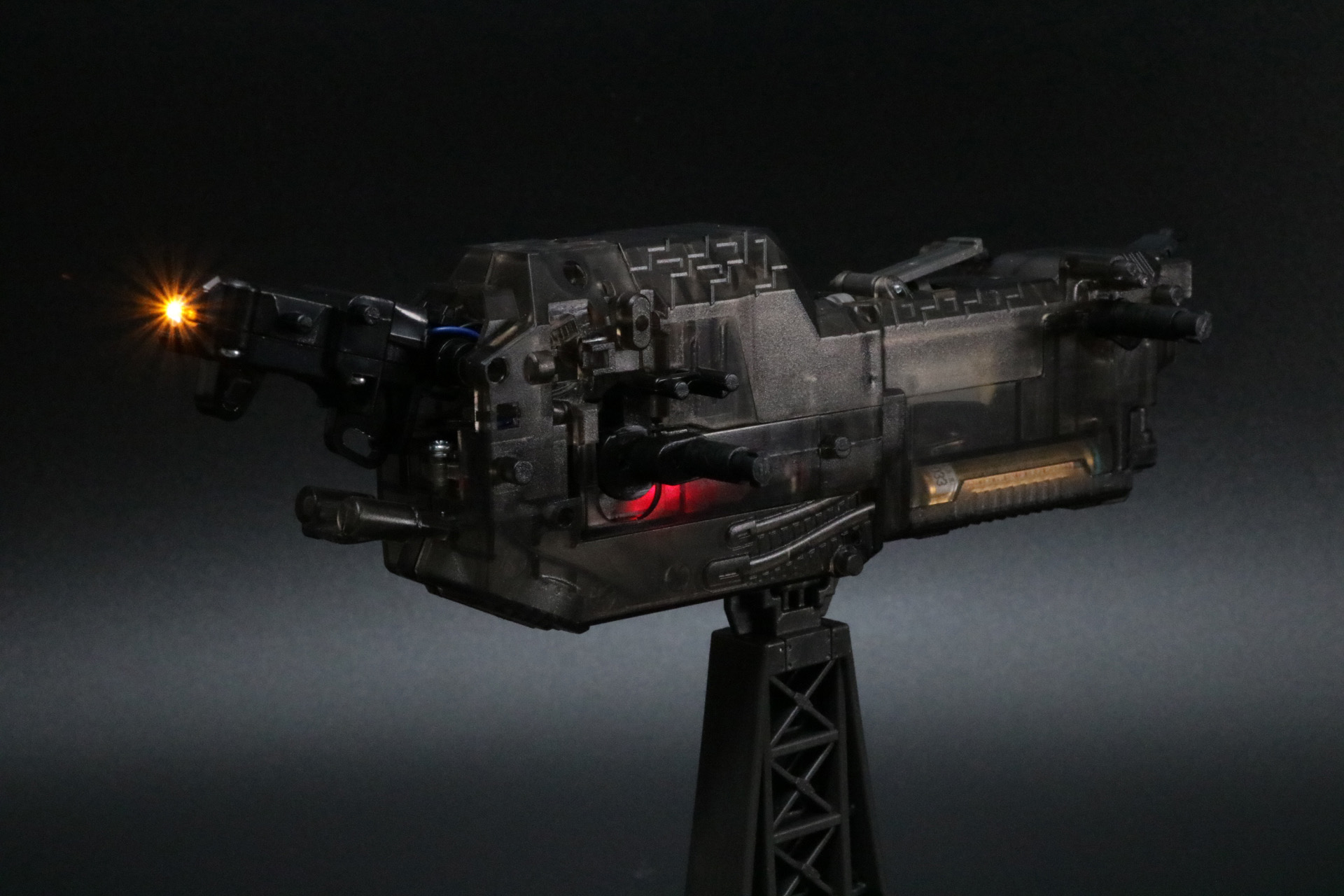 動力部ユニットに単4電池電池を入れ、スイッチを入れると手足、首部分が可動。また、頭部のLEDやゾイドコアを演出する胸部のLEDも発光する