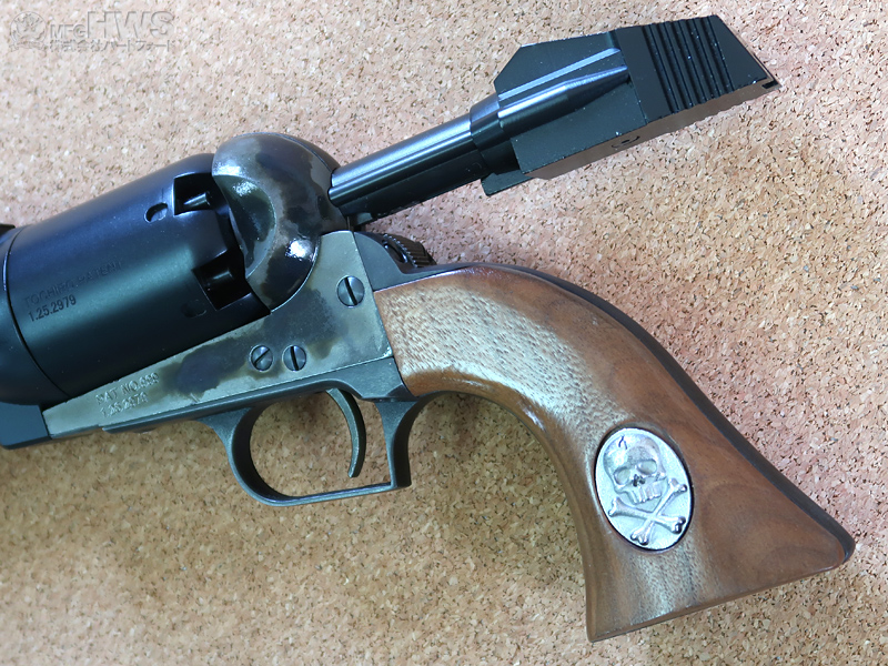 フレーム、ローディングレバー、プランジャー：ケースハードン処理、バックストラップ＆トリガーガード、コッキングピース ：亜鉛ダイキャスト製ブルーブラック塗装