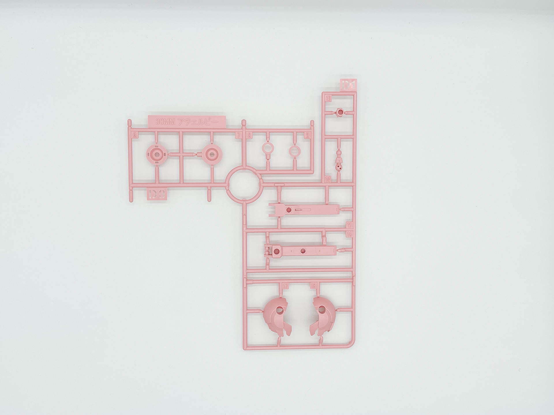 アチェルビー(TYPE-A)を構成するランナー。フレームパーツとなるCランナーは発売中のスピナティオと共通のランナーとなっているようです。