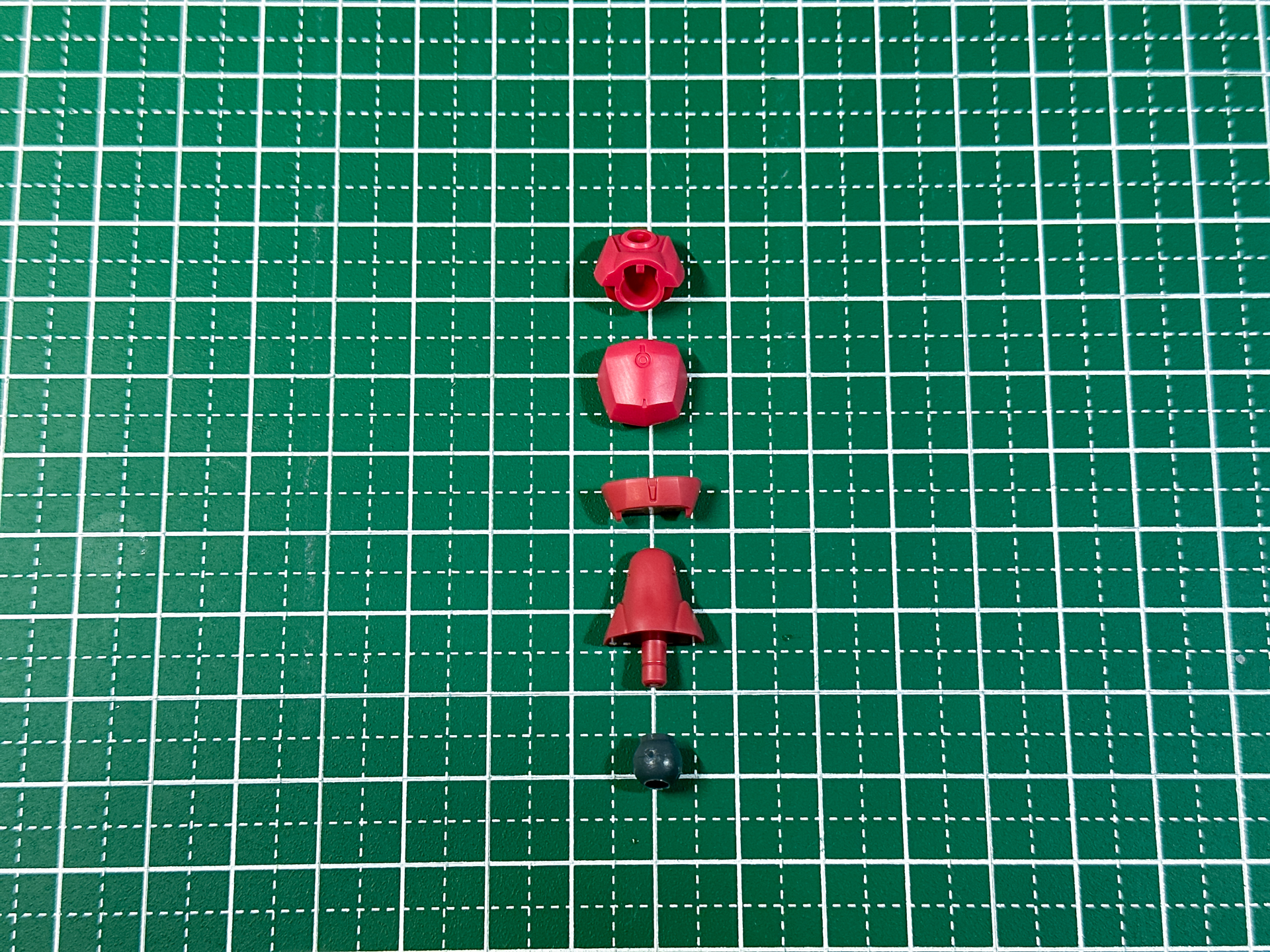組立前の腹部パーツ。全5パーツにより構成されており、下部のジョイントにはポリキャップが採用されています。