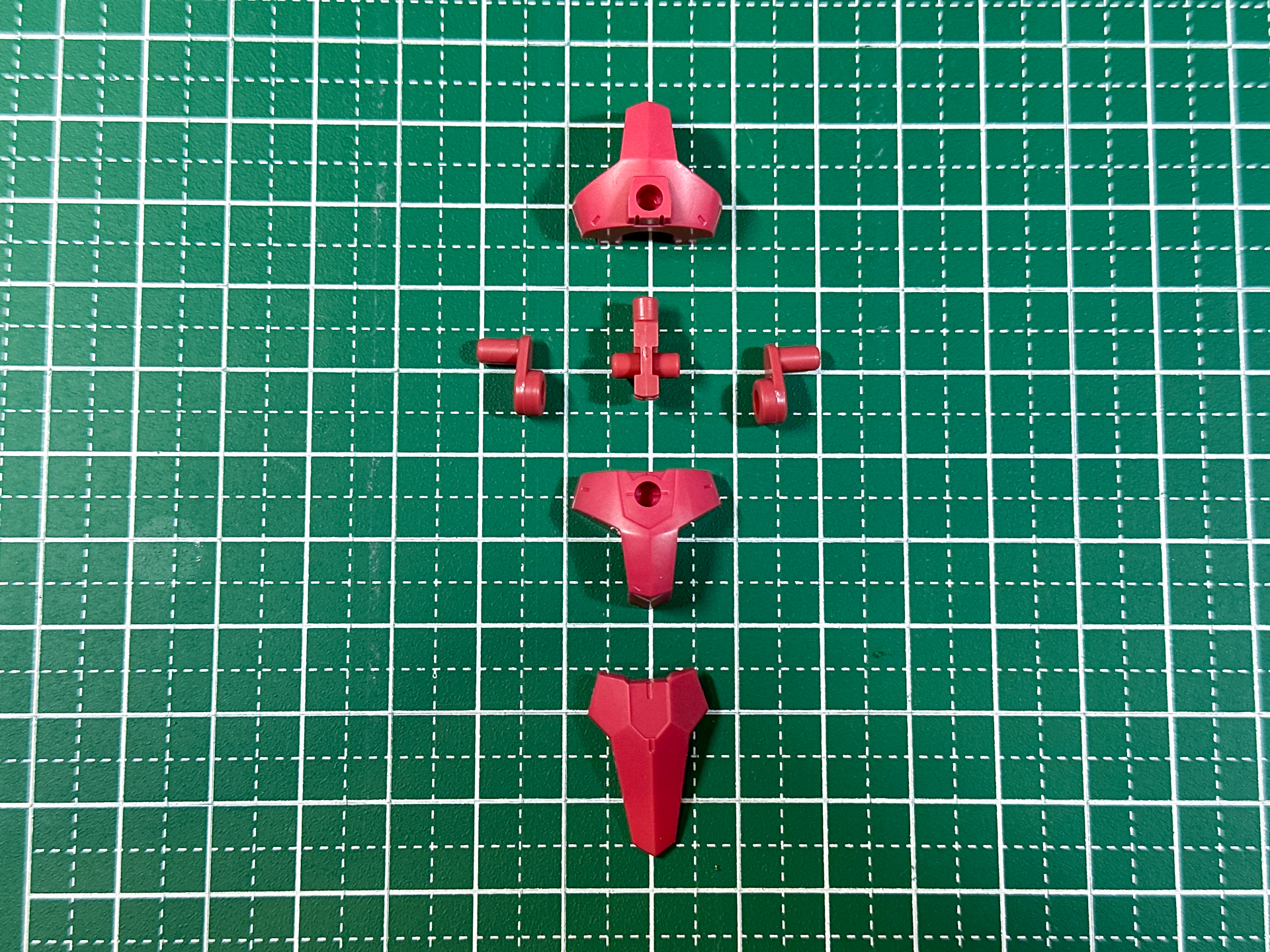 組立前の腰部パーツ。全、6パーツで構成されており、フロントアーマーは別パーツとなっています。