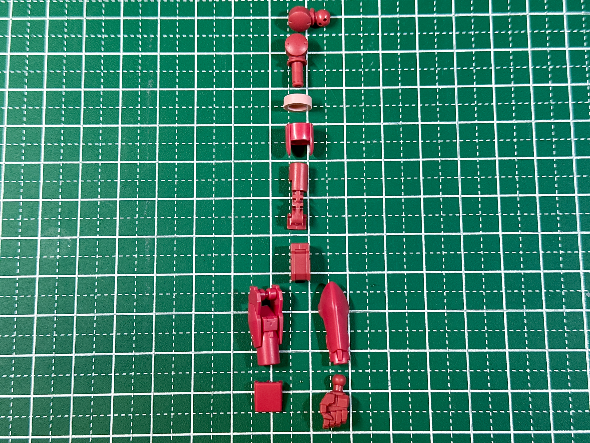 組立前の腕部パーツ。全10パーツにて構成されており、ハンドパーツ以外は左右共通のパーツとなっています。