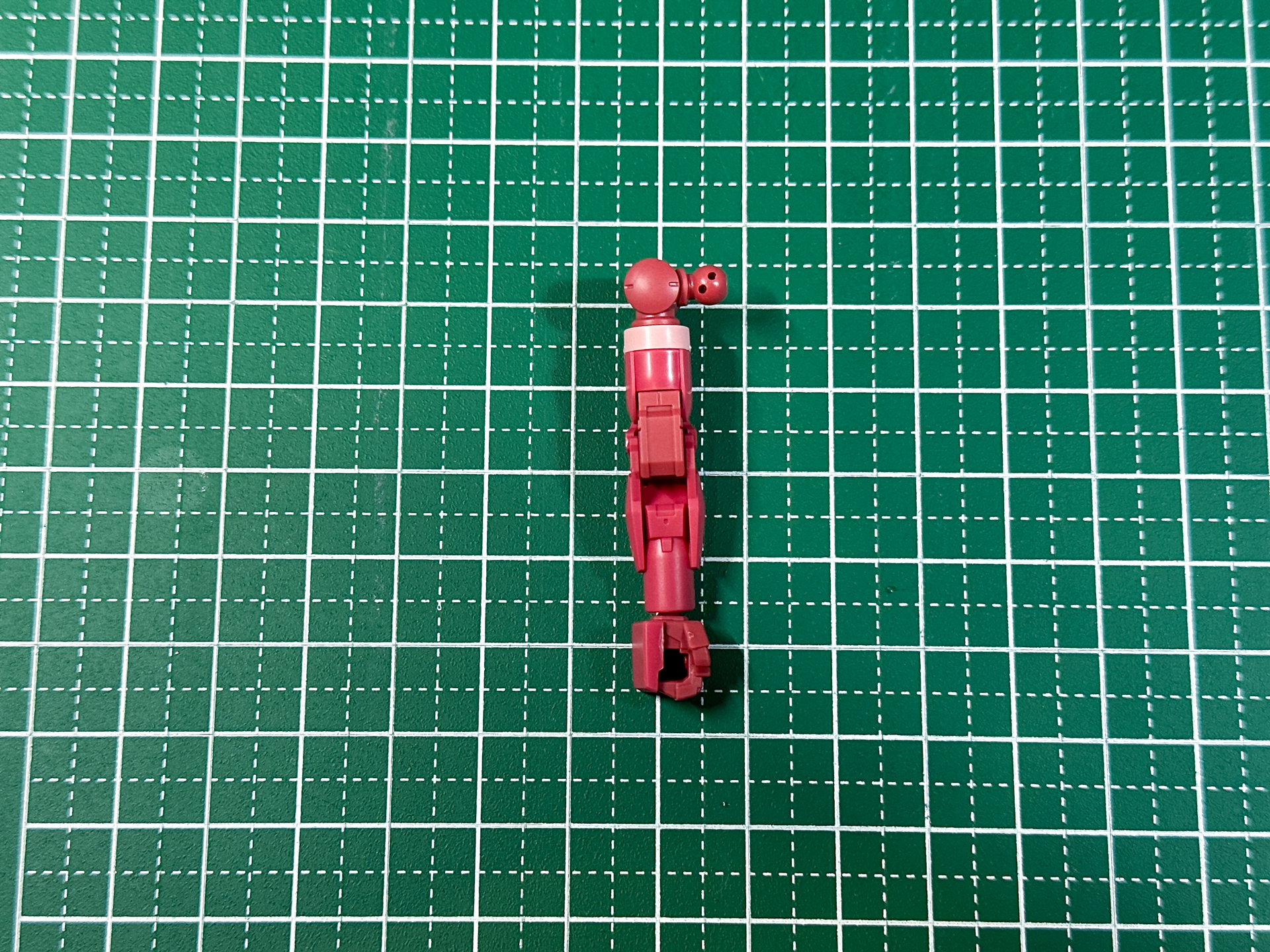 組立が完了した腕部パーツ。ひじの可動域を確保するために前腕部に少し空洞が目立ちますが、このおかげで肘を90°以上曲げることが可能となっています。