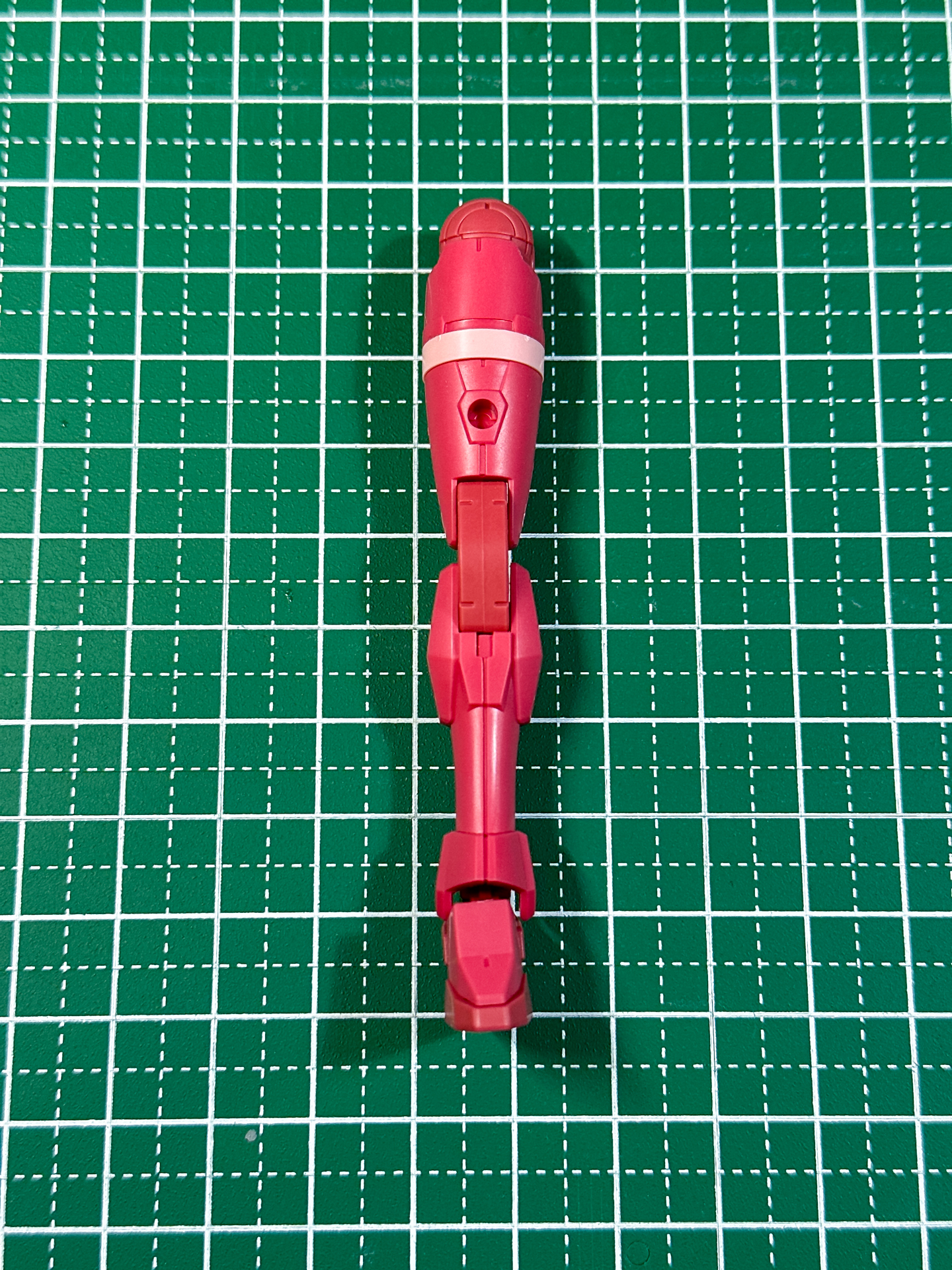 組立が完了した脚部パーツ。足部パーツはかなり小さめに造形されており、少し立たせる際のバランスに苦労しそうです。