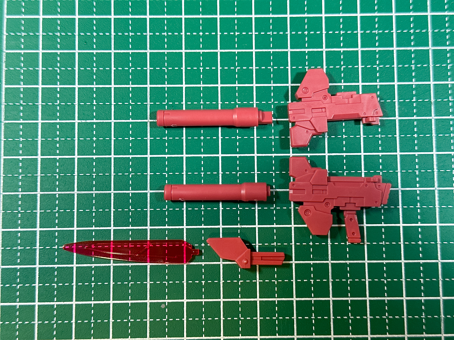 組立前の武装パーツ。全6パーツにて構成されており、短剣部分は短剣単体にて組み立てることも可能です。