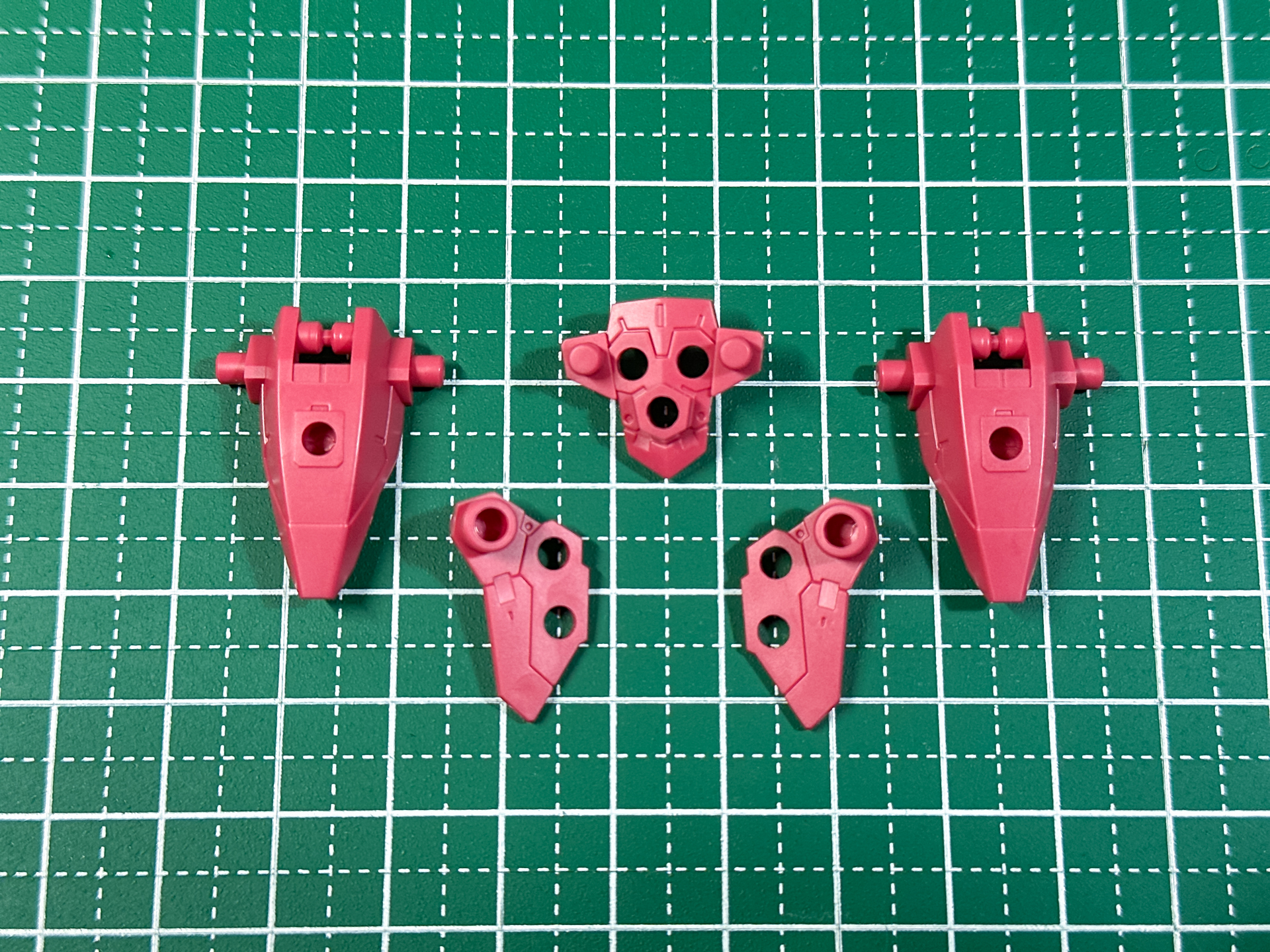 組立前のアーマーパーツ。これら単体でもアクセサリーとして使用可能な形状となっています。