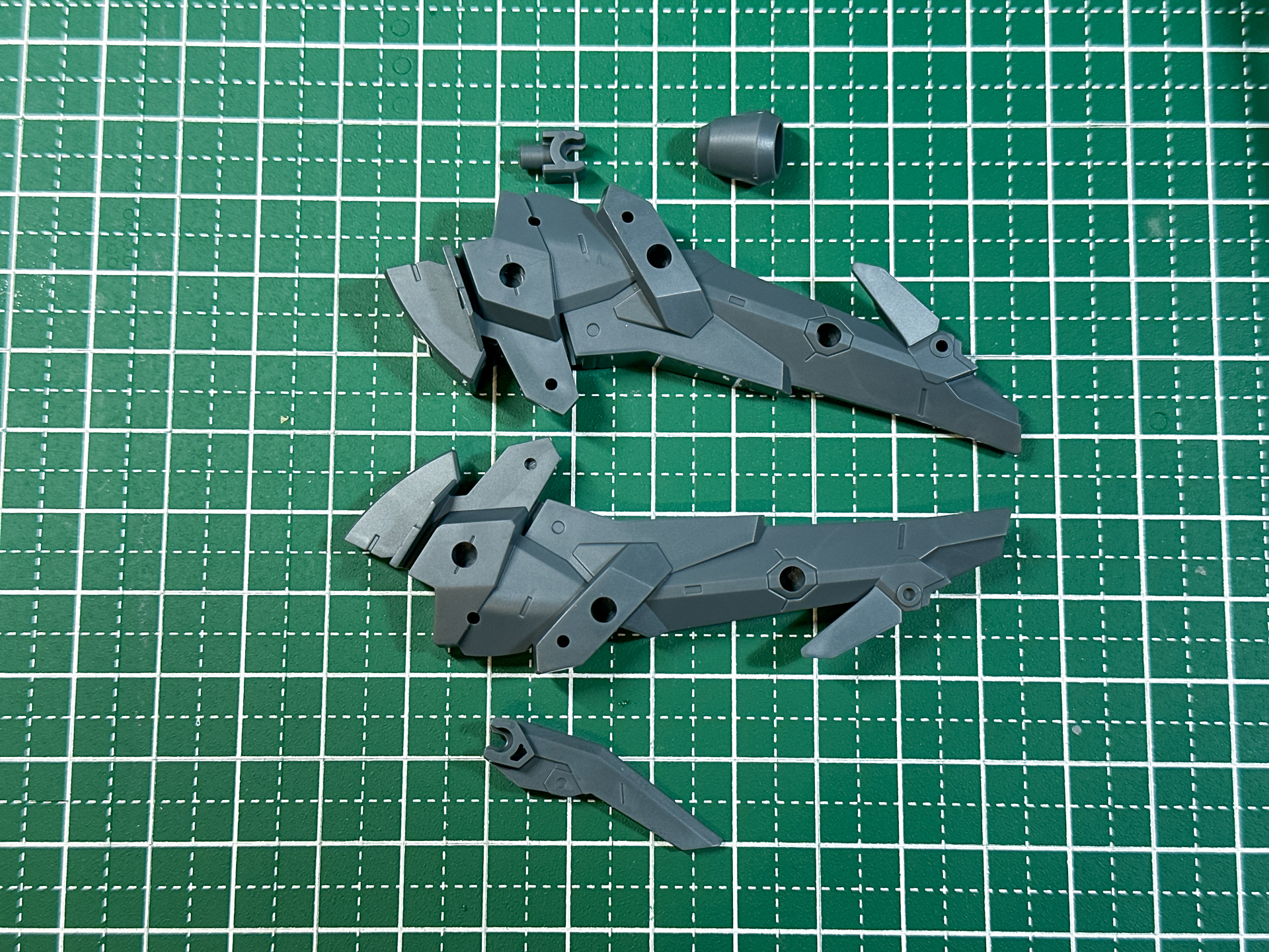 組立前のレッグブースター。全5パーツで構成されており、同じものを二組制作します。