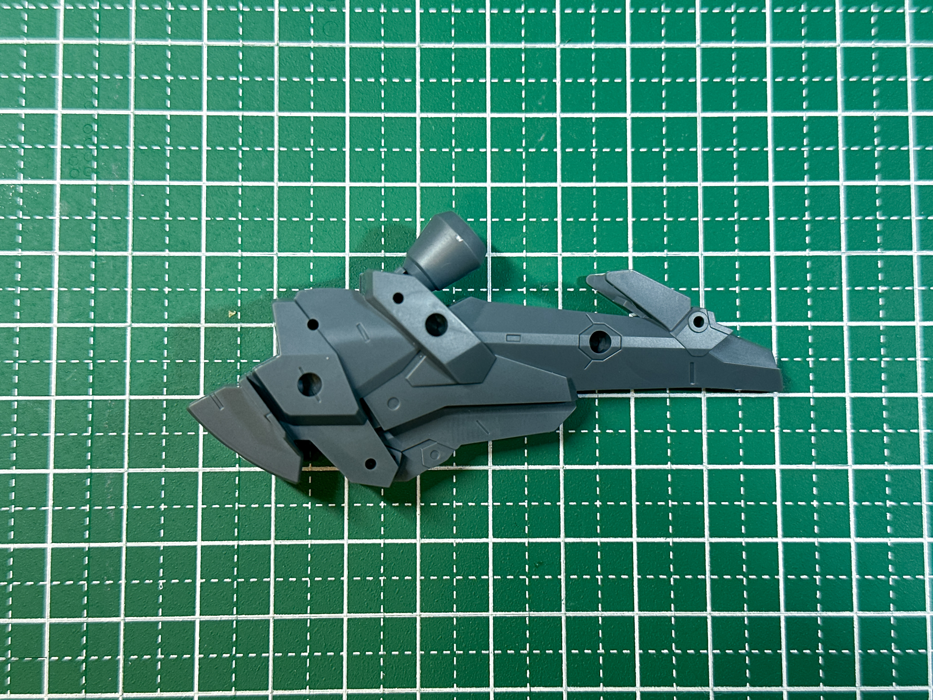 組立が完了したレッグブースター。スラスターとウイングが可動します。