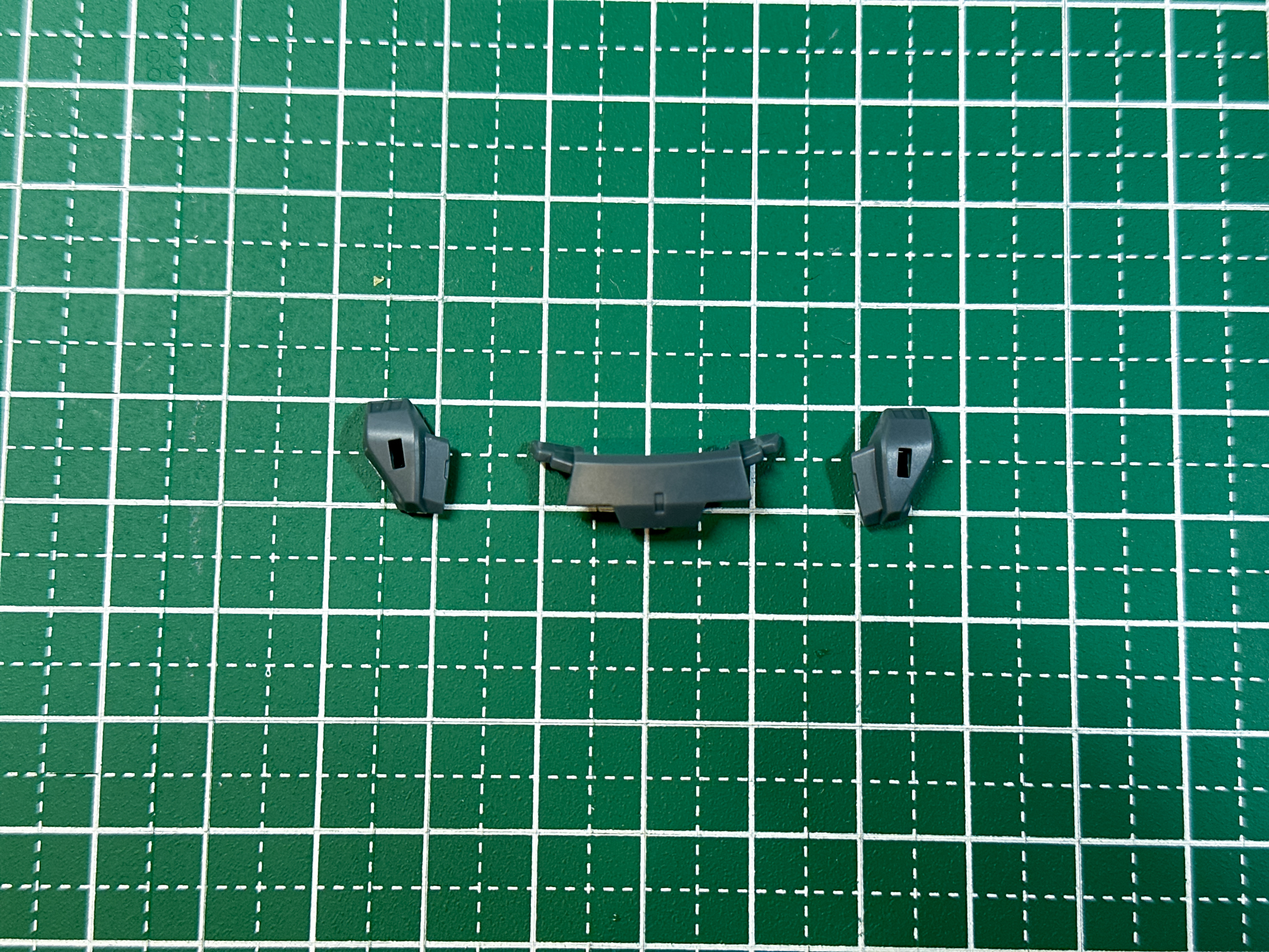 組立前のヘッドギア。アンテナの有無を自由に選択して組み立てることが可能です。