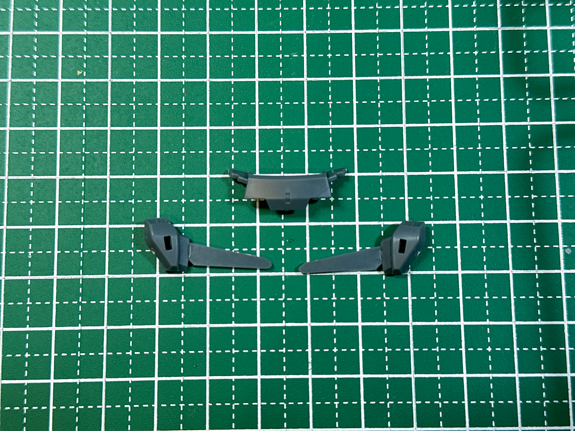 組立前のヘッドギア。アンテナの有無を自由に選択して組み立てることが可能です。