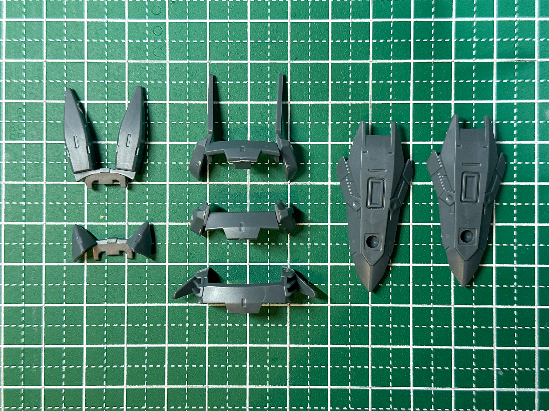 ヘッドギアを含むヘッド用アクセサリーの一覧。様々なパターンを組み替えて遊ぶことができる仕様となっています。