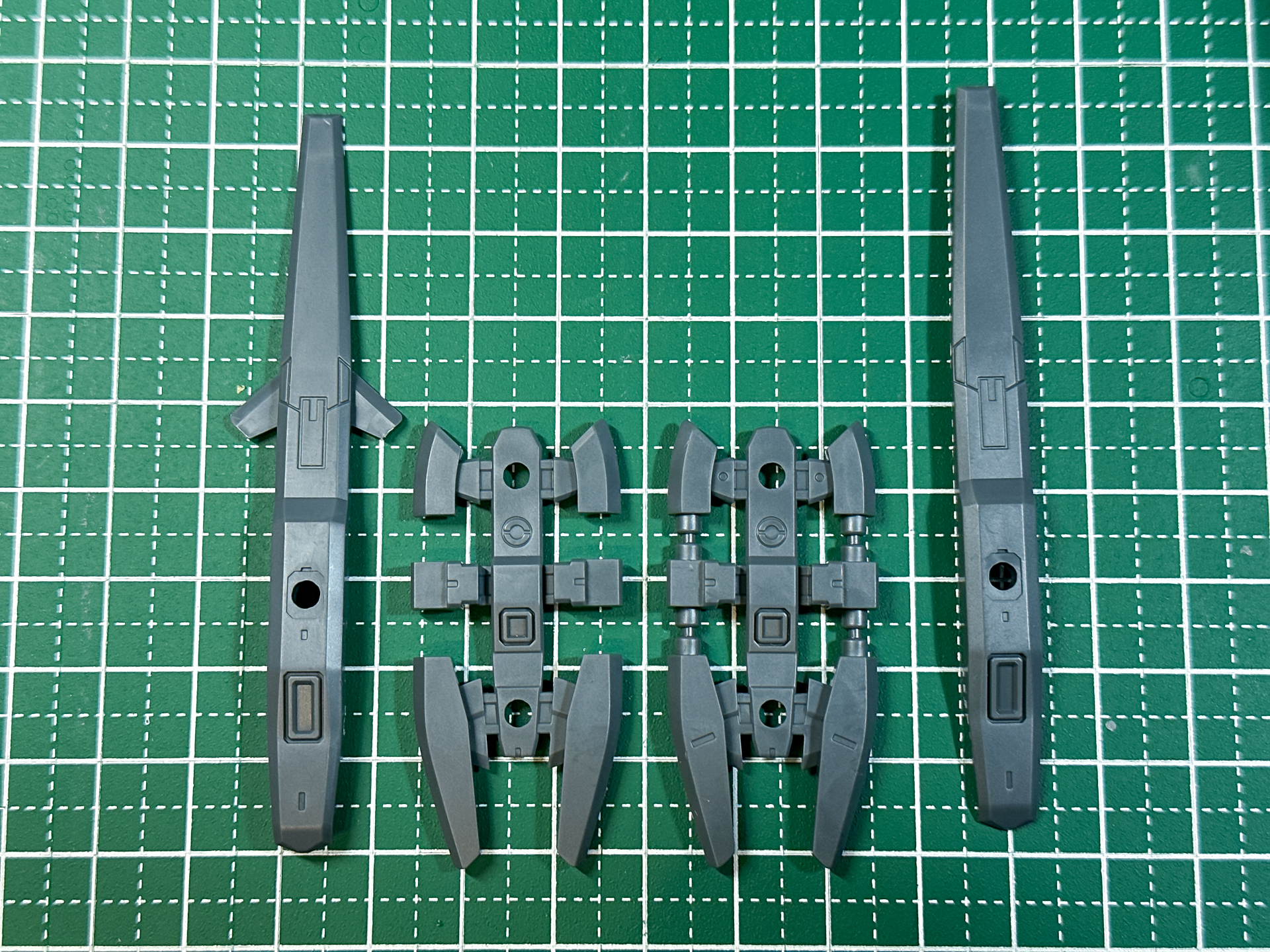 組立前のワイヤレスウェポンパック。全4パーツで構成されており、同じものを二組制作します。