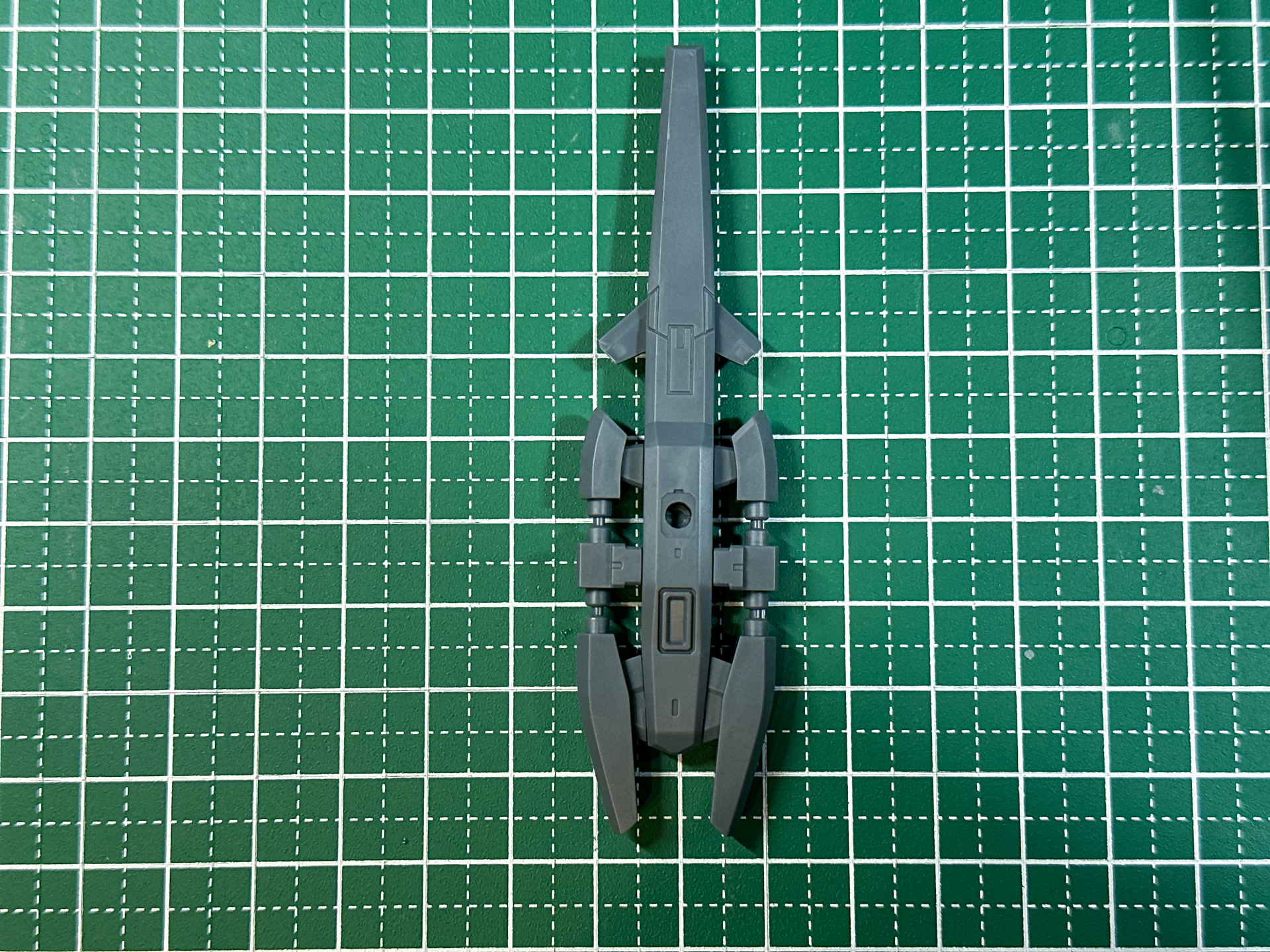 組立が完了したワイヤレスウェポンパック。ワイヤレスウェポンパックとしてだけではなく、大型ビーム砲や、レールガンといった設定で使用することも可能だと思います。