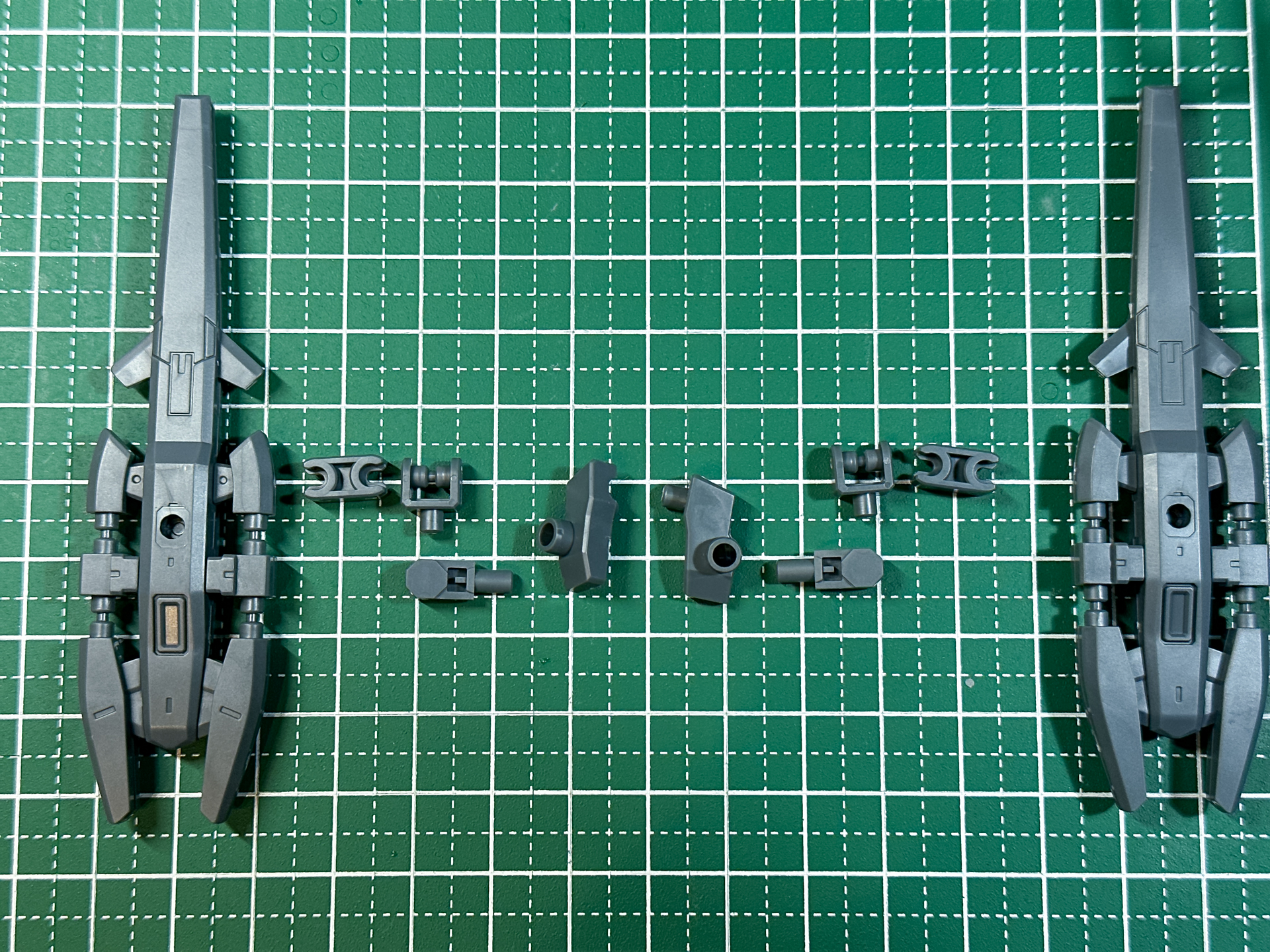 組立前のジョイントパーツ。ジョイントパーツは全8パーツで構成されており、ワイヤレスウェポンパックとはCジョイントで接続されます。