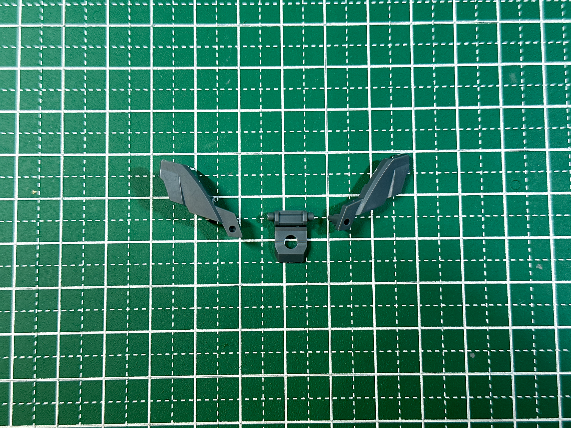 組立前の肩部アーマー。全3パーツで構成されており、同じものを二組制作します。