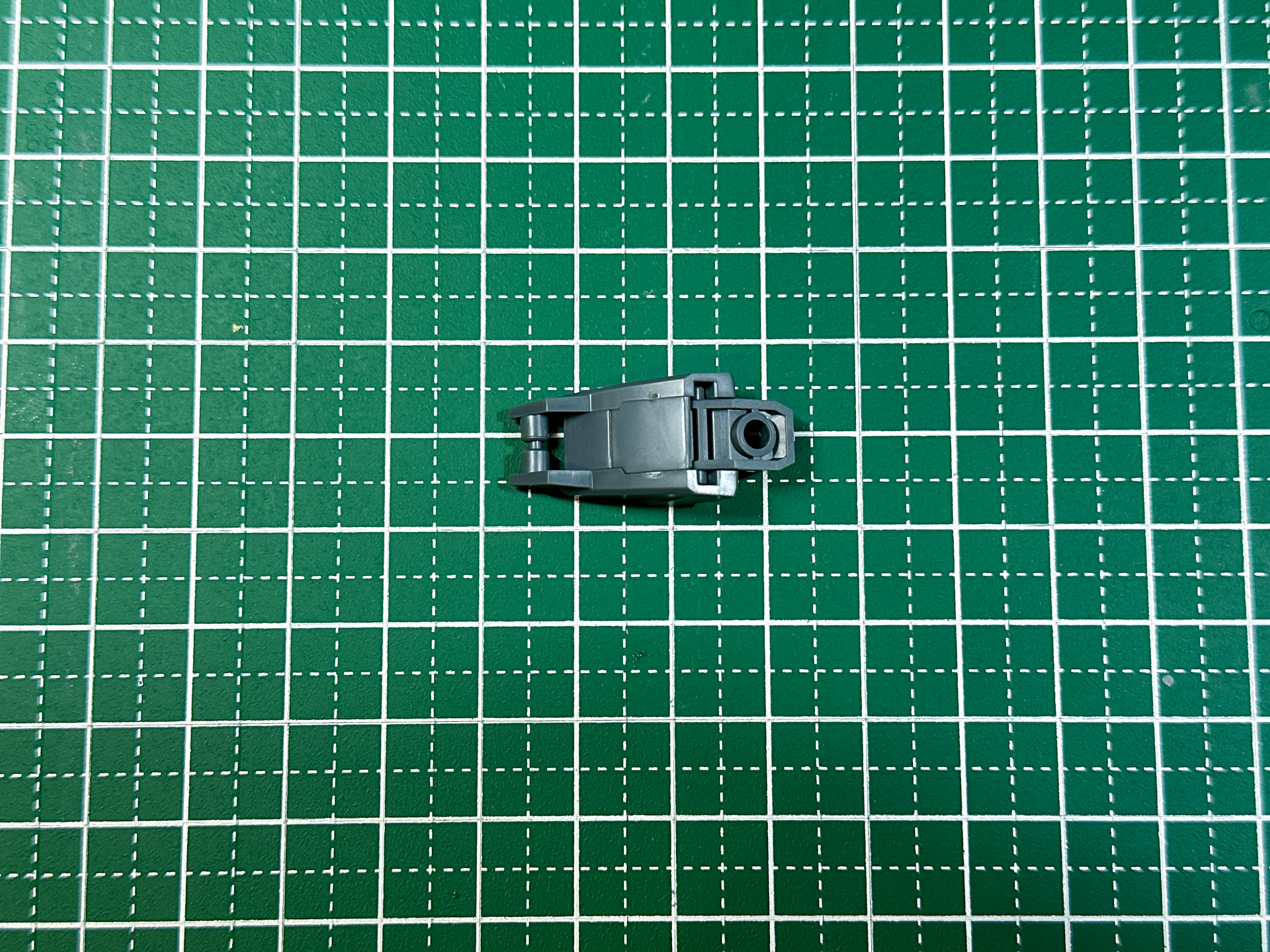 組立が完了した肩部アーマー。小型で肩部関節を覆うというよりは肩部周辺に追加装甲を貼り付けるイメージに仕上がります。