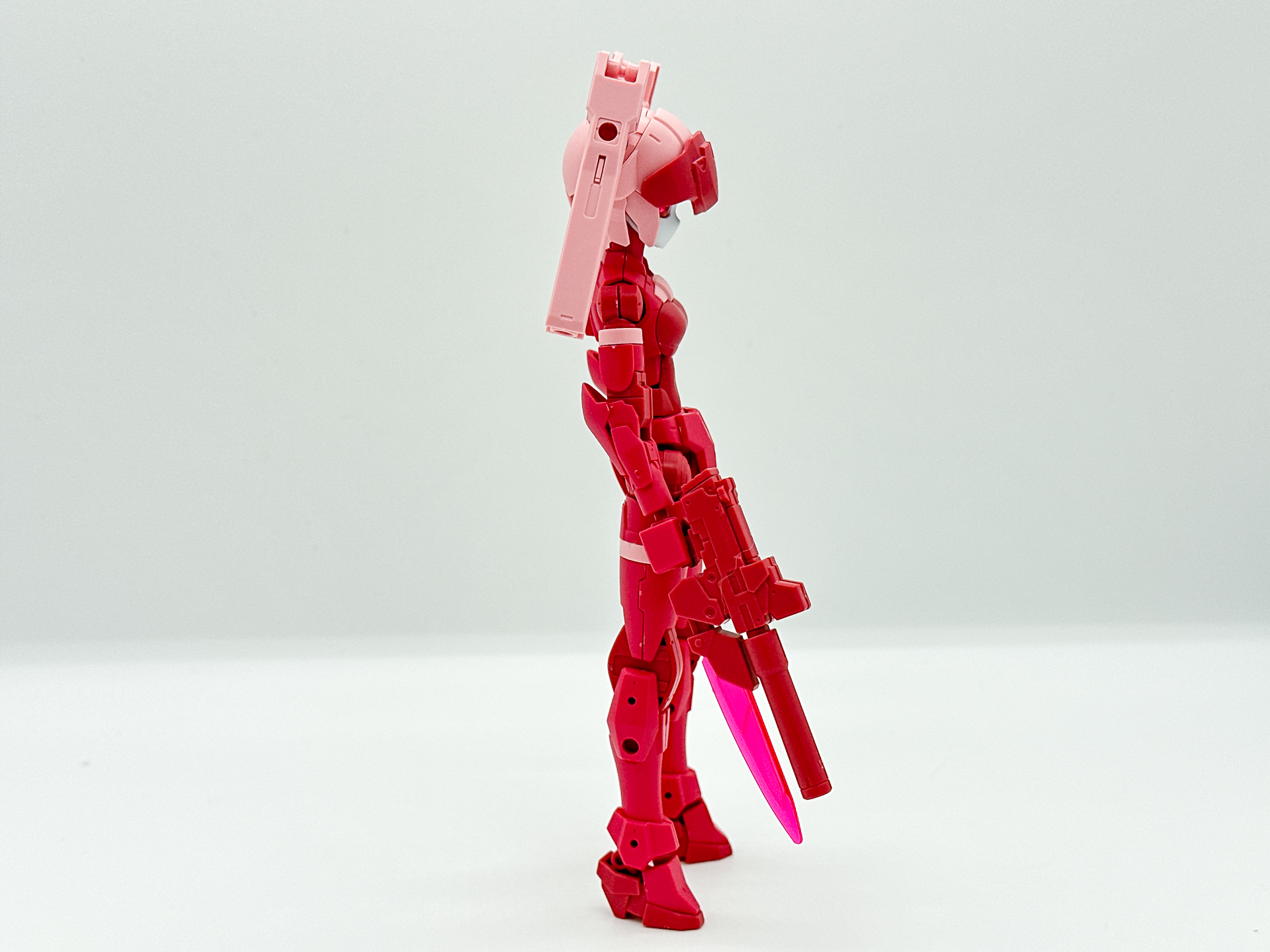 これまでのエグザマクスにはなかった人間的フォルムをしています。