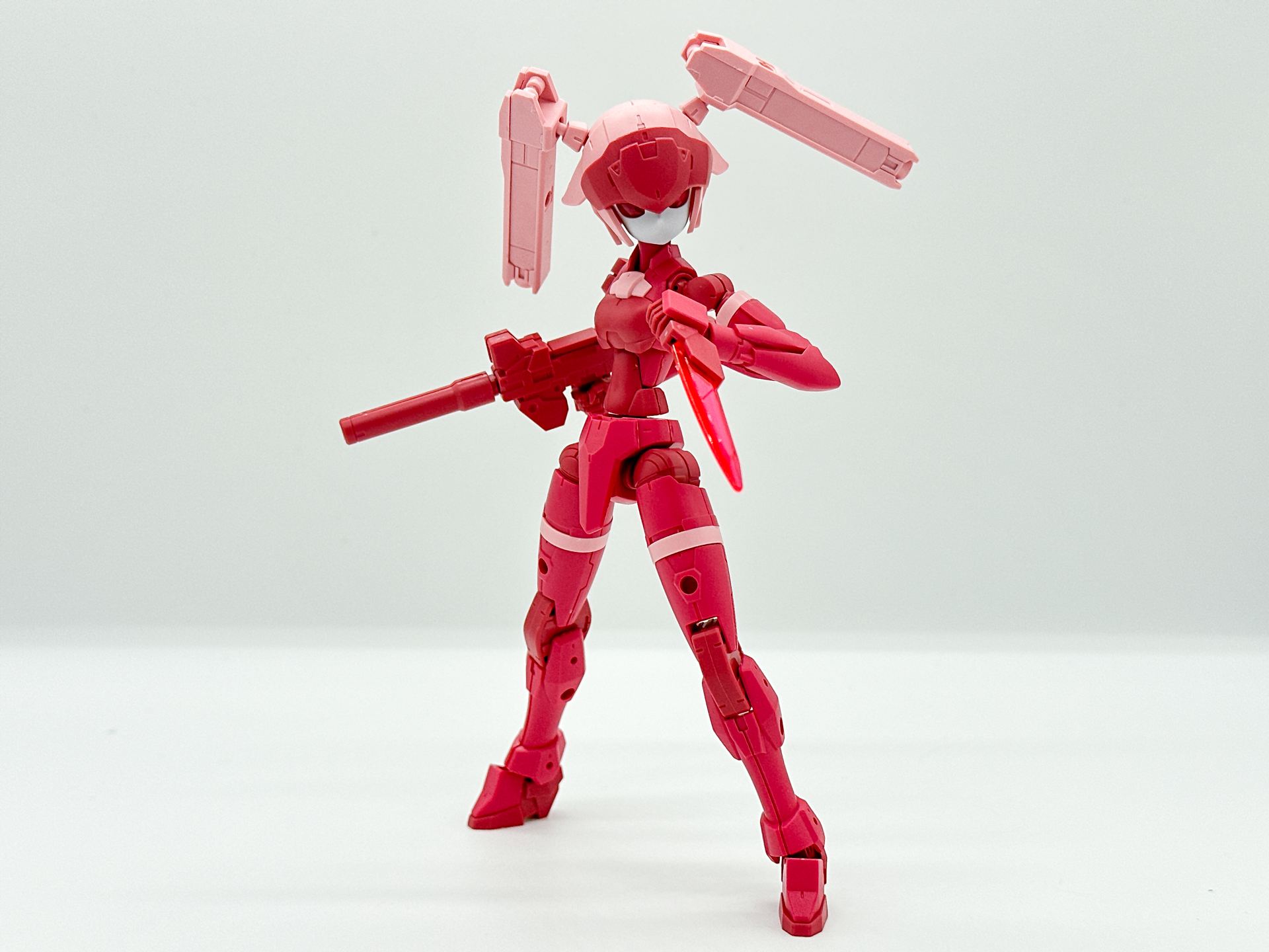 軽くポージングをさせてみました。短刀パーツは外して手に持たせることが可能です。