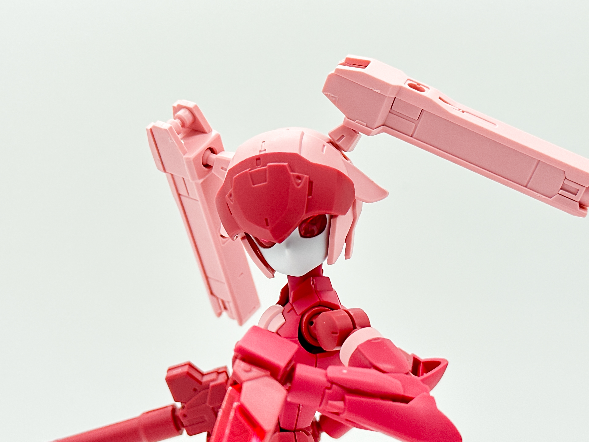 フェイスパーツのアップ。これまでのエグザマクスにはない人間とロボットの中間の様な造形となっています。