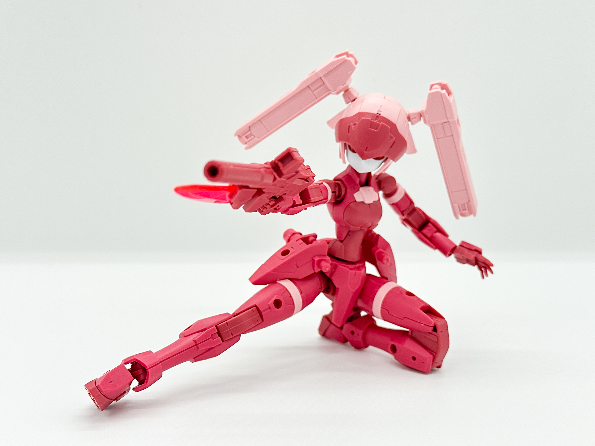 付則のアーマーパーツを装備して大きく可動させてみました。股関節が引き出し式関節になっているだけでなく膝も2重関節なのでこのようなポーズも思いのままです。