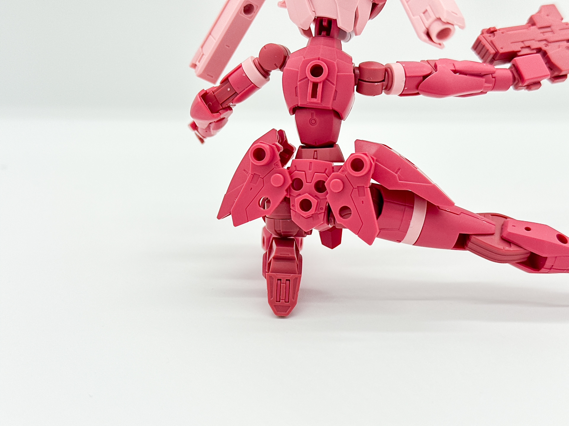 背面部のアップ。アーマーパーツも柔軟に可動するので脚部の可動を邪魔しません。