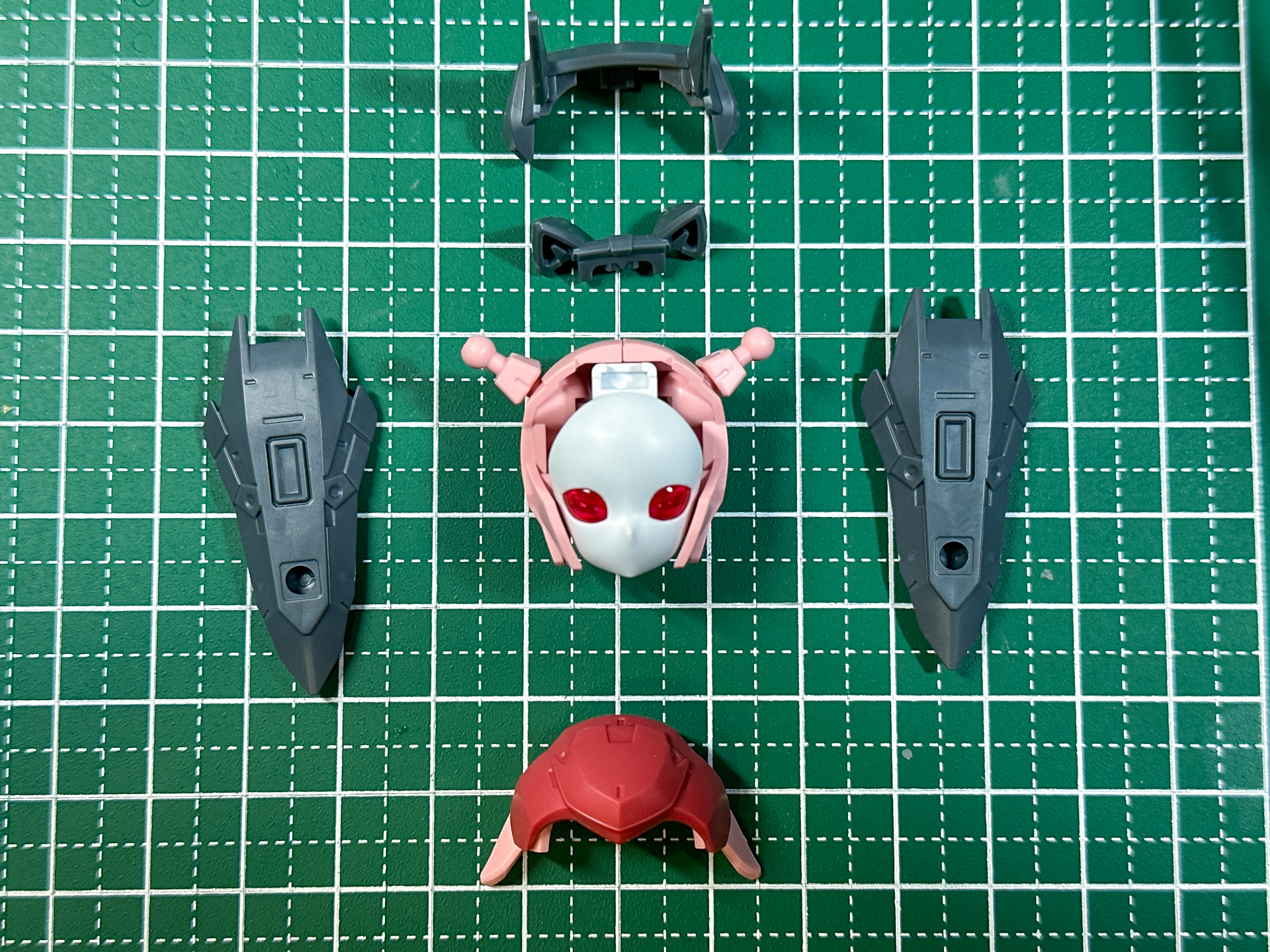 頭部パーツへのオプションパーツ取り付け。頭頂部のカバーとツインテールを外し、オプションパーツに置き換えます。