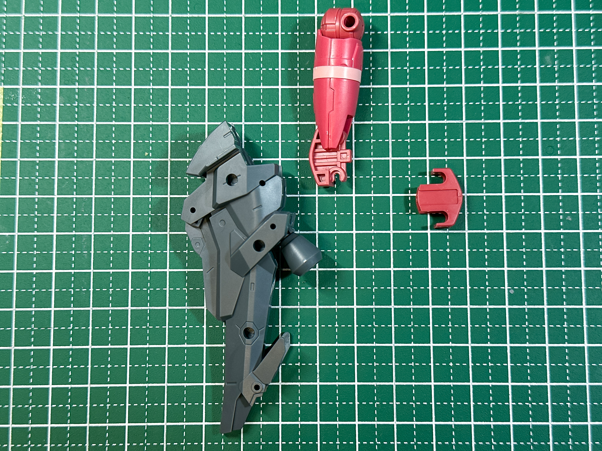 脚部パーツへのオプションパーツ取り付け。膝関節から下をオプションパーツに置き換えます。