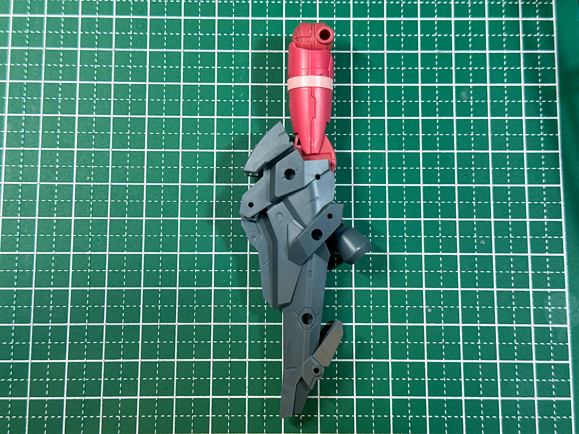 オプションパーツを取り付けた脚部パーツ。この脚部では自立が困難となるため、別売りのスタンドが必須となりそうです。