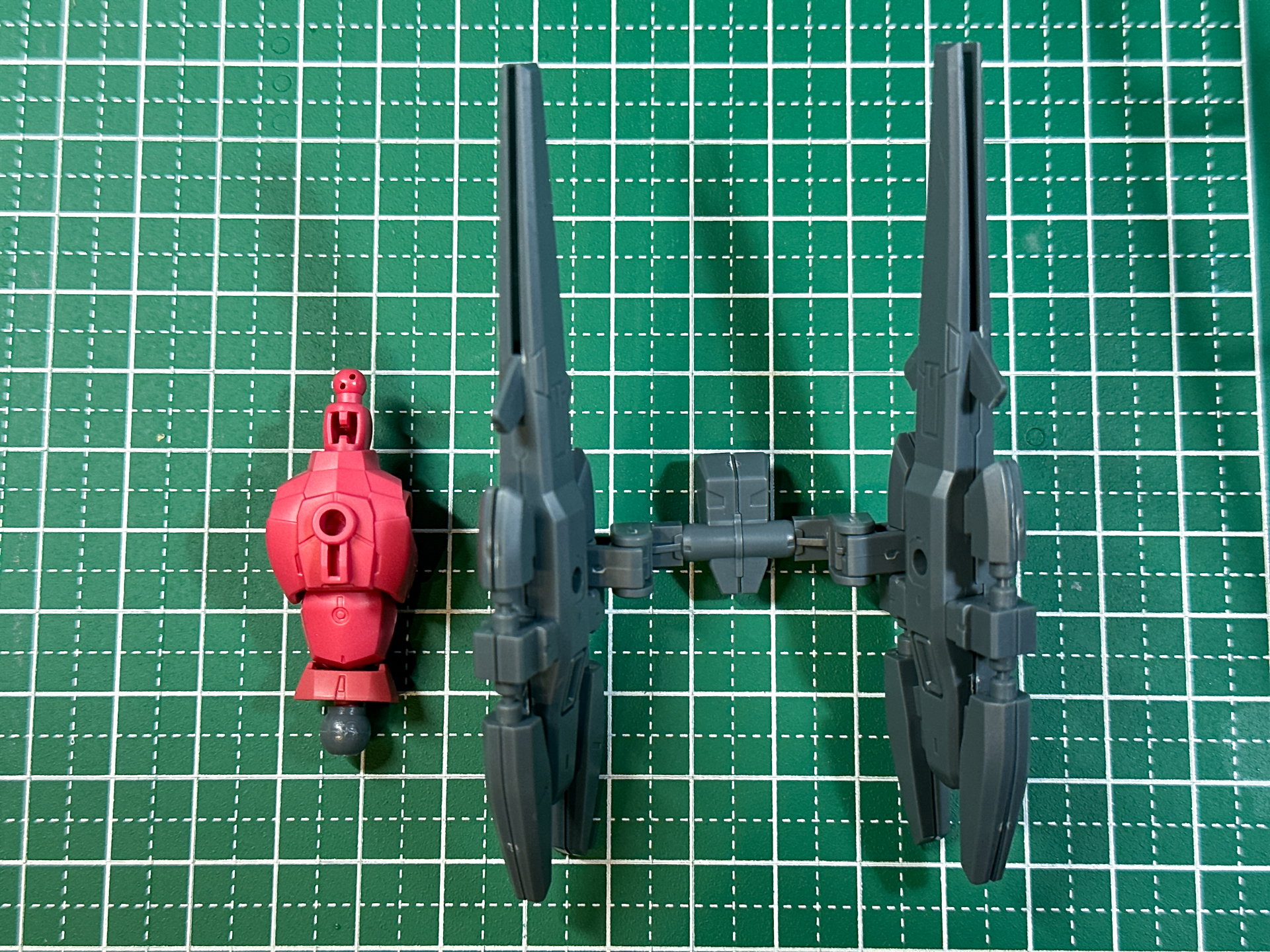 胸部パーツへのオプションパーツ取り付け。背面のジョイントに差し込むだけの取り付けとなります。