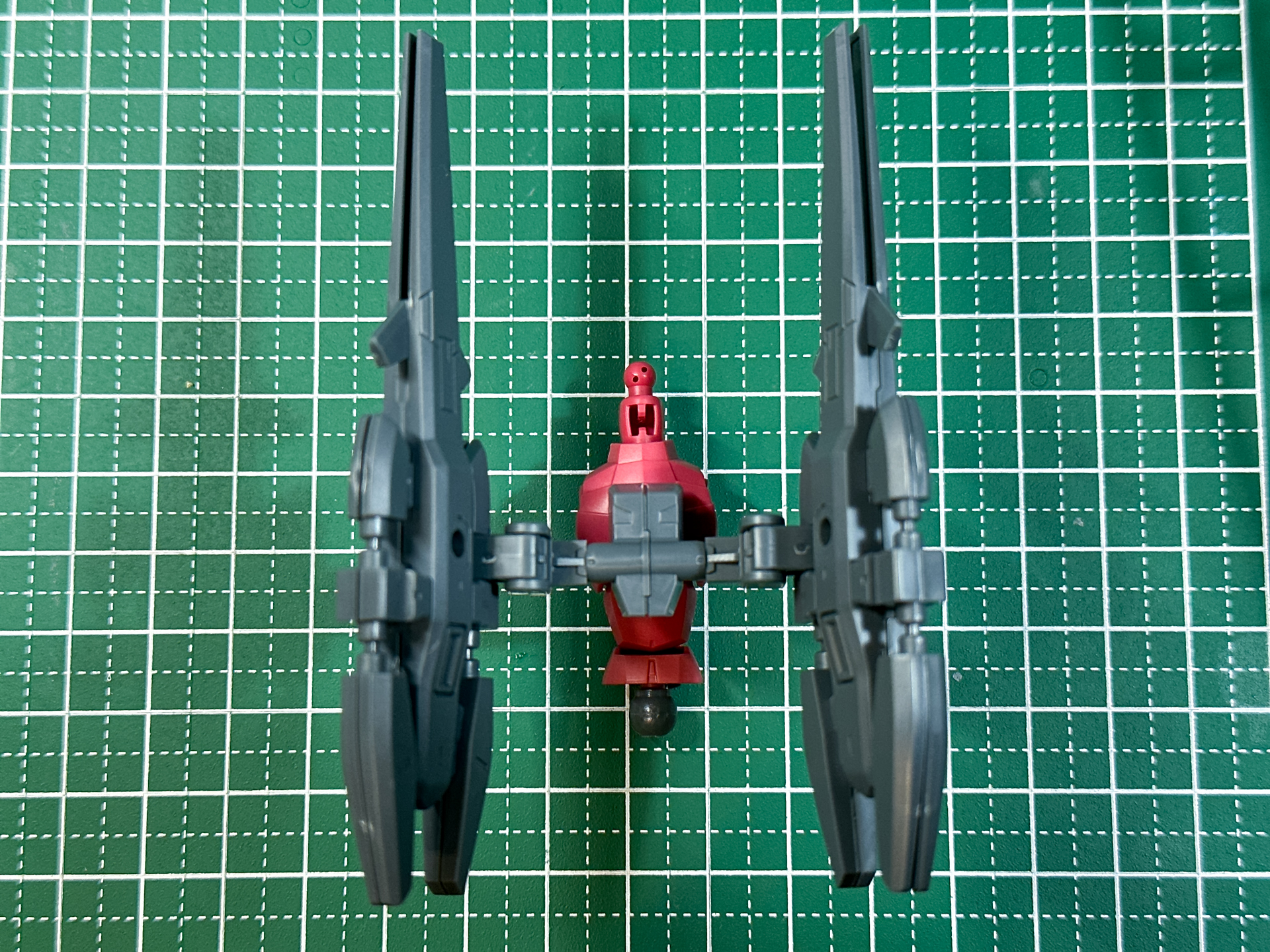 オプションパーツを取り付けた胸部パーツ。オプションパーツは自由に可動できるので本体の干渉しない位置に調整可能です。