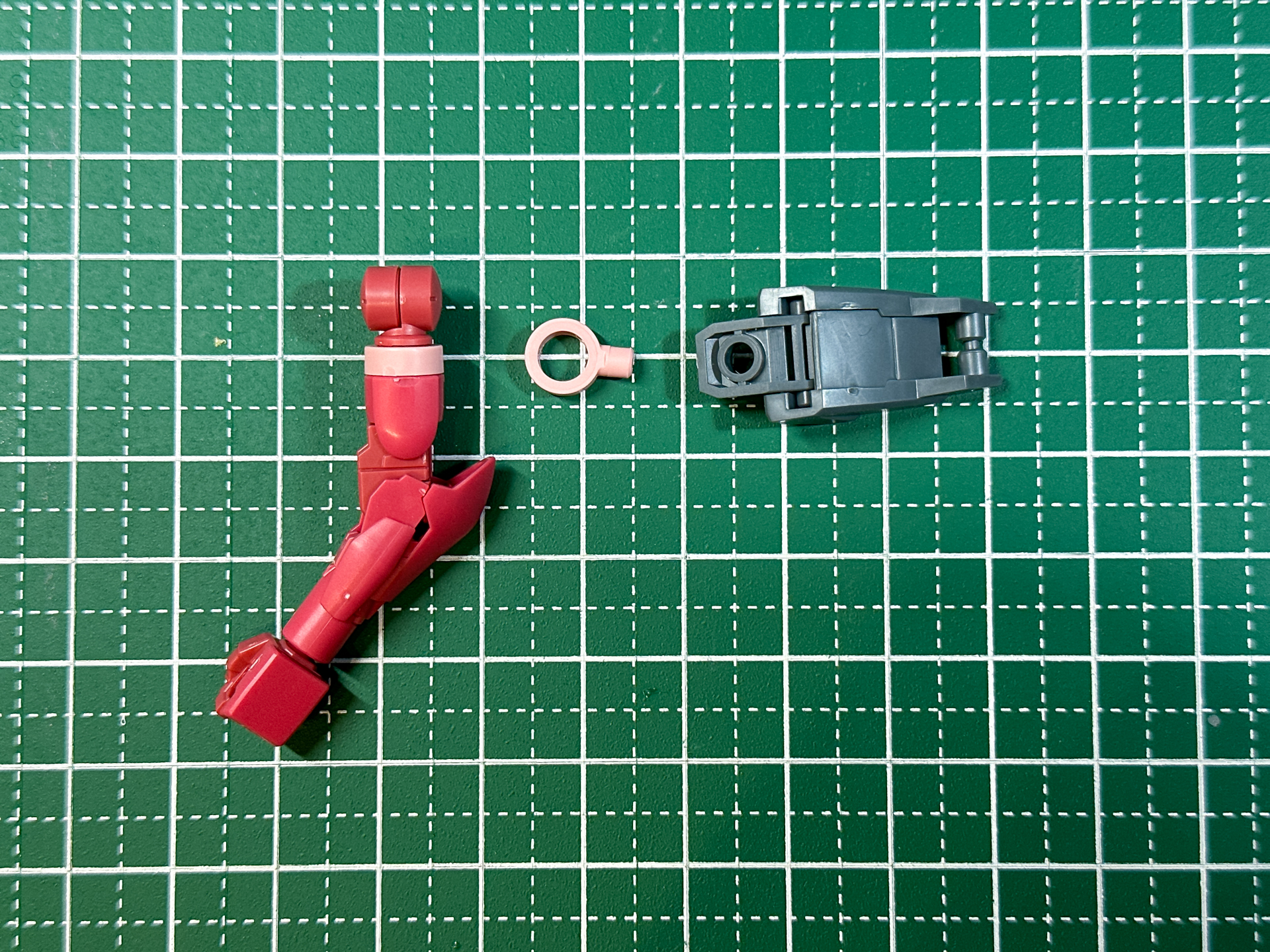 腕部パーツへのオプションパーツ取り付け。上腕のパステルピンクパーツをジョイント付きのパーツに入れ替えを行ないます。