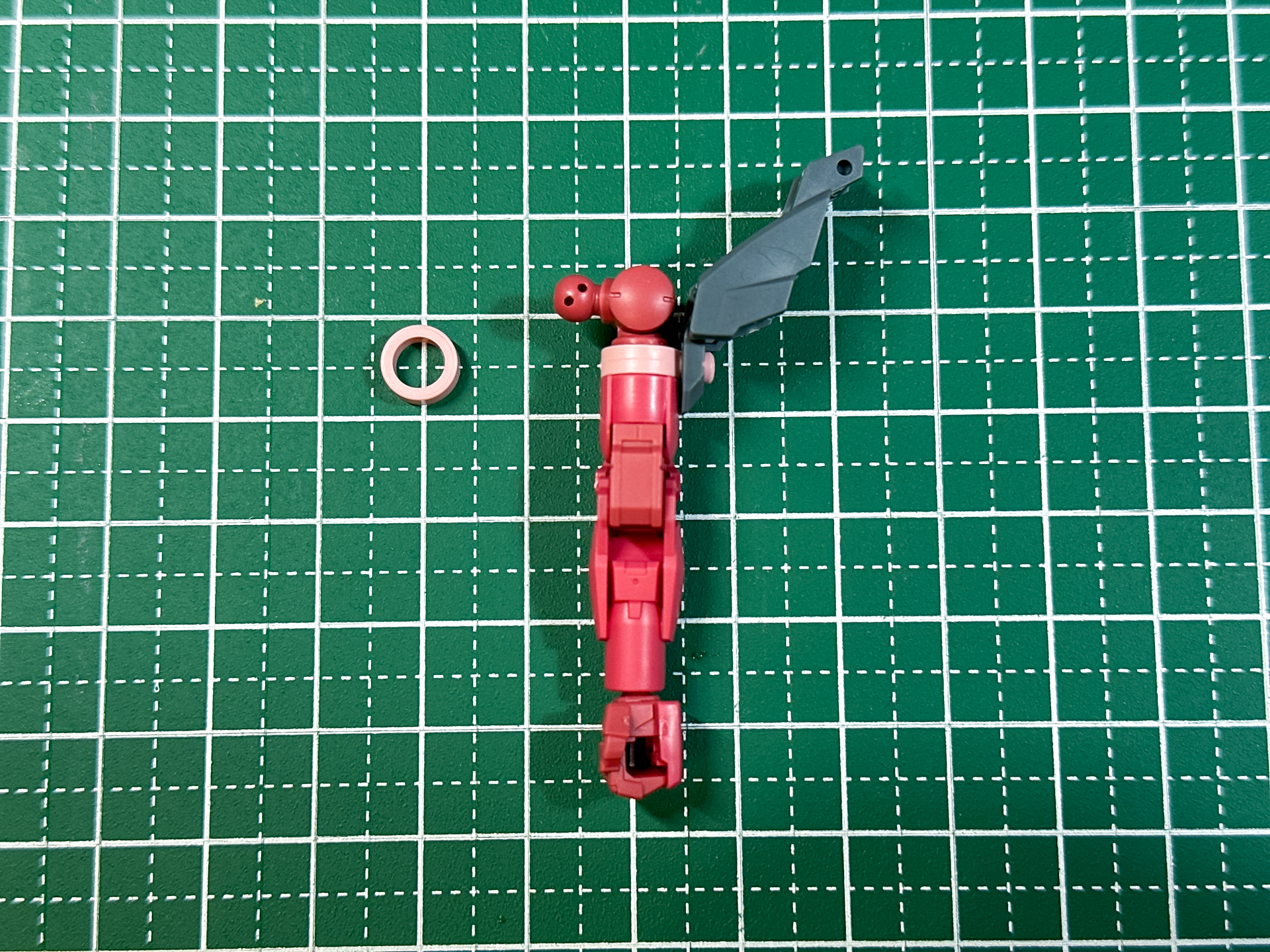 オプションパーツを取り付けた腕部パーツ。オプションパーツにはヒンジが付いているため、角度を自由に設定することが可能です。