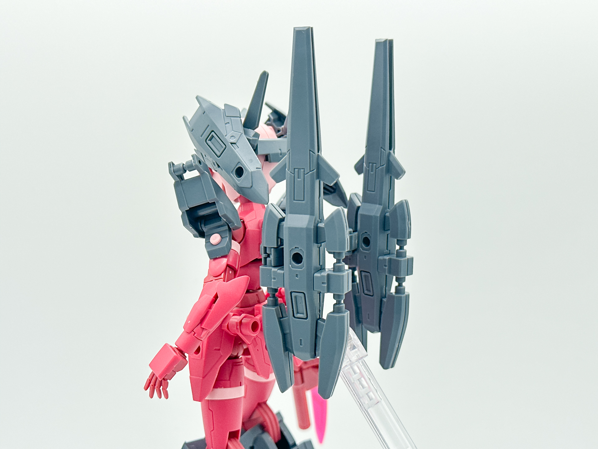 背面のアップ。オプションパーツのディテールはメカメカしいデザインのため、アチェルビー(TYPE-A)をより兵器らしい印象にしてくれます。