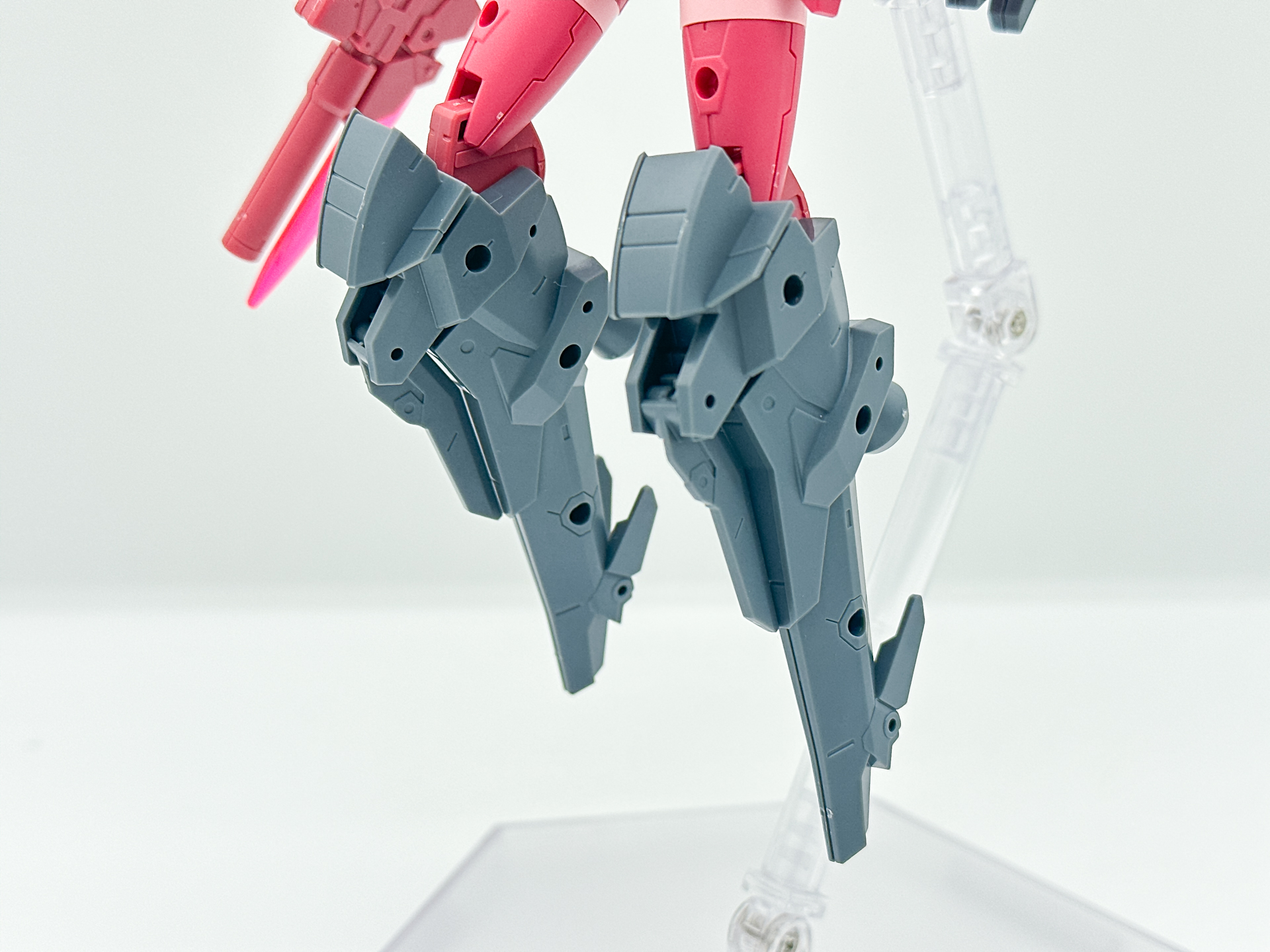 脚部のアップ。自立を考慮していないデザインとなっているため、空間戦闘をイメージしやすくなっています。