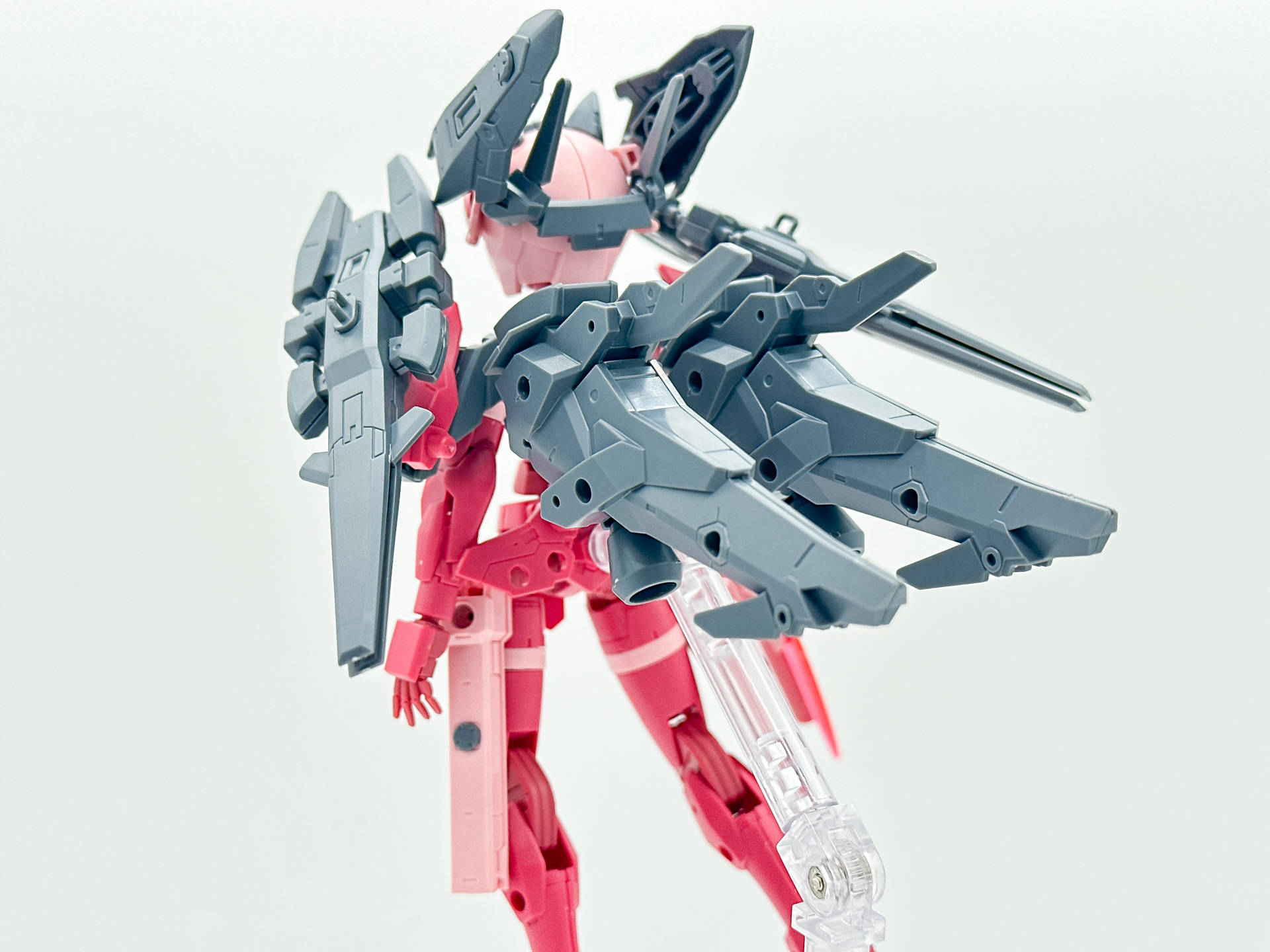 オリジナル武装の背面。レッグブースターという商品名ですが共通ジョイントを活用することで背面ブースターとしても組み立てることが可能です。