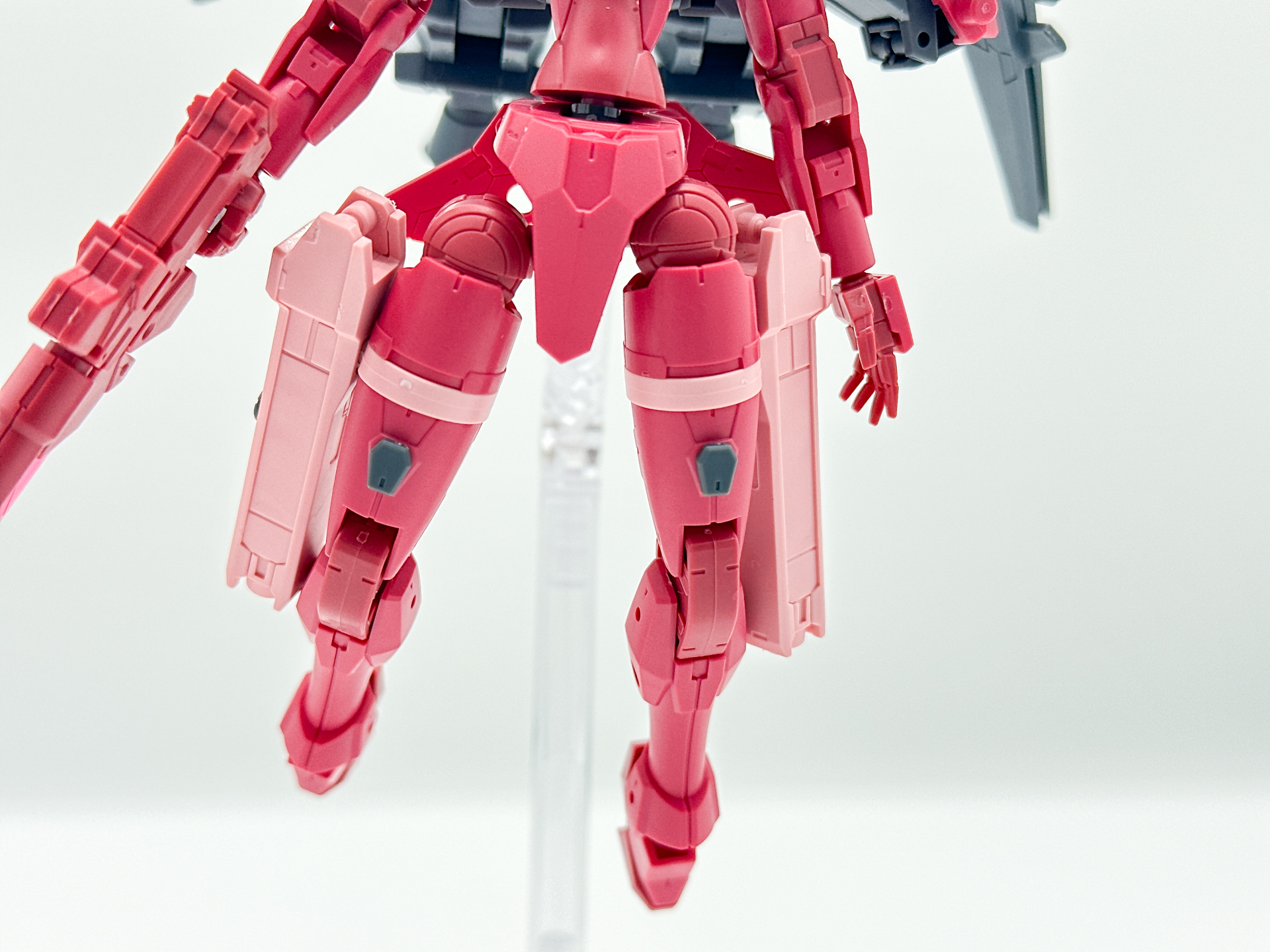 オリジナル武装の脚部。オプションパーツセット13(レッグブースター/ワイヤレスウェポンパック)の余りパーツにはこういった穴を塞いでくれるモールドパーツもあるのでうまく活用することでよりオリジナリティを出すことが可能です。