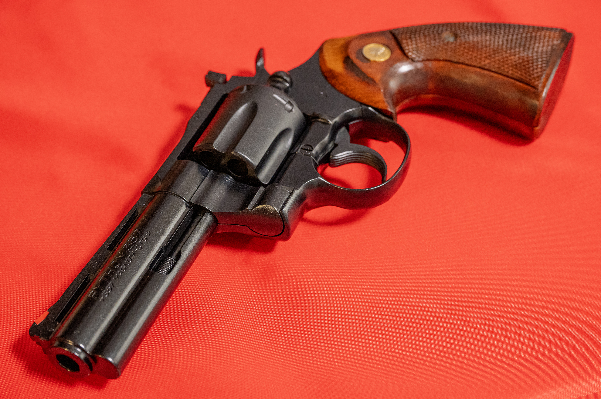 設定資料集などを参考に、コルトロイヤルブルーをイメージしたガンブルー塗装に挑戦