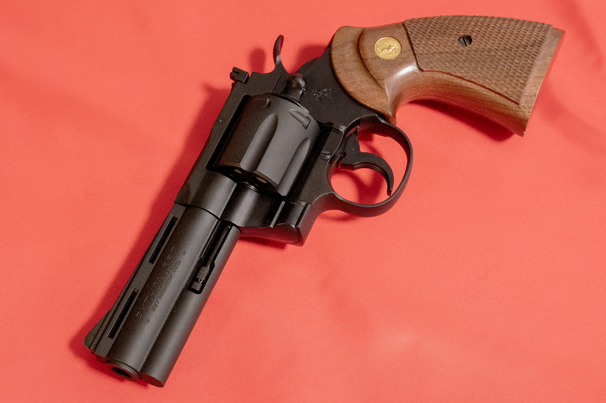 特徴的な松葉型のメインスプリング。上側がハンマースプリングで、下側がリバウンドスプリングとなる